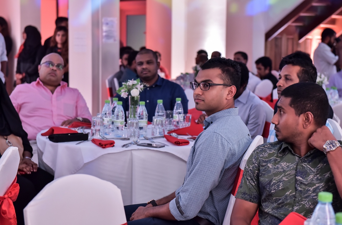 މާލެ: މޭ 24، 2016: "މިހާރު" ނޫހާއި ވެބްސައިޓް ލޯންޗްކުރުމަށް މިރޭ ޗަންޕާ ސެންޓްރަލް ހޮޓެލްގައި ބޭއްވި ރަސްމިއްޔާތުގެ ތެރެއިން: ކުރިން "ހަވީރު"ގައި މަސައްކަތްކުރި ނޫސްވެރިންގެ މައްޗަށް ބިނާވެފައިވާ ޓީމަކުން "މިހާރު" ނޫސް ނެރެ އަދި އޭގެ ވެބްސައިޓެއް ހެދީ މާޗު 31 ގައި ސިވިލް ކޯޓުން ނެރުނު އަމުރަކާ ގުޅިގެން "ހަވީރު"ގެ މަސައްކަތް ވަގުތީ ގޮތުން ހުއްޓާލުމުން.---ނިޝާން އަލީ/މިހާރު ފޮޓޯ