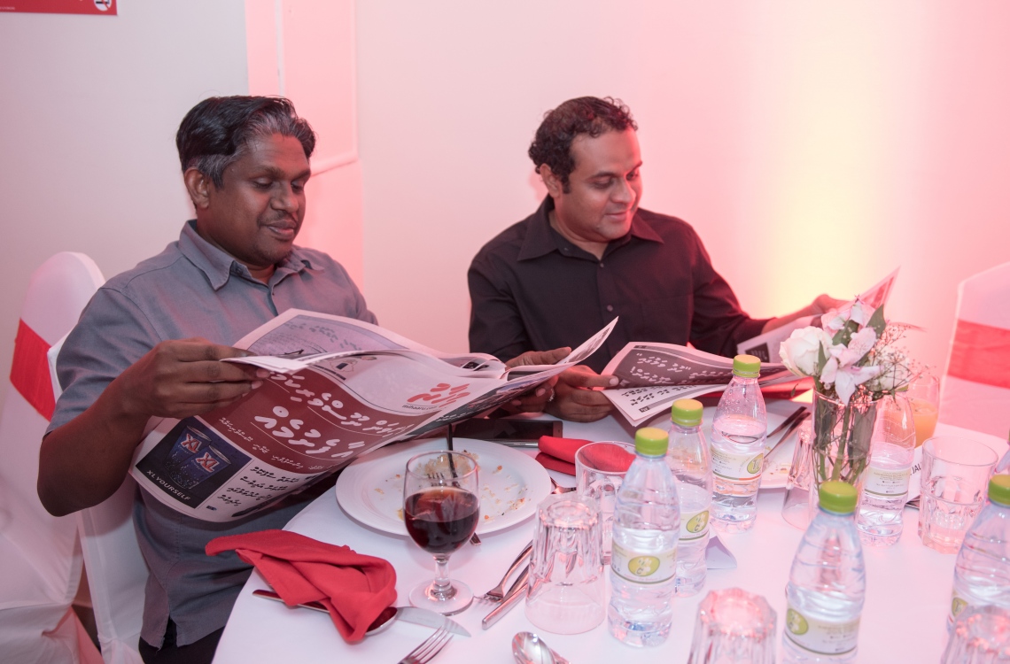 މާލެ: މޭ 24، 2016: "މިހާރު" ނޫހާއި ވެބްސައިޓް ލޯންޗްކުރުމަށް މިރޭ ޗަންޕާ ސެންޓްރަލް ހޮޓެލްގައި ބޭއްވި ރަސްމިއްޔާތުގައި "މިހާރު" ނޫސް ބައެއް މީހުން ކިޔަނީ: ކުރިން "ހަވީރު"ގައި މަސައްކަތްކުރި ނޫސްވެރިންގެ މައްޗަށް ބިނާވެފައިވާ ޓީމަކުން "މިހާރު" ނޫސް ނެރެ އަދި އޭގެ ވެބްސައިޓެއް ހެދީ މާޗު 31 ގައި ސިވިލް ކޯޓުން ނެރުނު އަމުރަކާ ގުޅިގެން "ހަވީރު"ގެ މަސައްކަތް ވަގުތީ ގޮތުން ހުއްޓާލުމުން.---މުހައްމަދު ޝަރުހާން /މިހާރު ފޮޓޯ