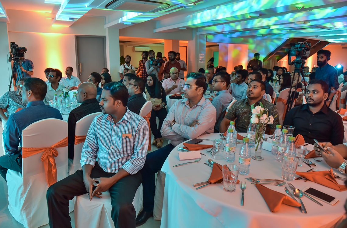 މާލެ: މޭ 24، 2016: "މިހާރު" ނޫހާއި ވެބްސައިޓް ލޯންޗްކުރުމަށް މިރޭ ޗަންޕާ ސެންޓްރަލް ހޮޓެލްގައި ބޭއްވި ރަސްމިއްޔާތުގެ ތެރެއިން: ކުރިން "ހަވީރު"ގައި މަސައްކަތްކުރި ނޫސްވެރިންގެ މައްޗަށް ބިނާވެފައިވާ ޓީމަކުން "މިހާރު" ނޫސް ނެރެ އަދި އޭގެ ވެބްސައިޓެއް ހެދީ މާޗު 31 ގައި ސިވިލް ކޯޓުން ނެރުނު އަމުރަކާ ގުޅިގެން "ހަވީރު"ގެ މަސައްކަތް ވަގުތީ ގޮތުން ހުއްޓާލުމުން.---ނިޝާން އަލީ /މިހާރު ފޮޓޯ