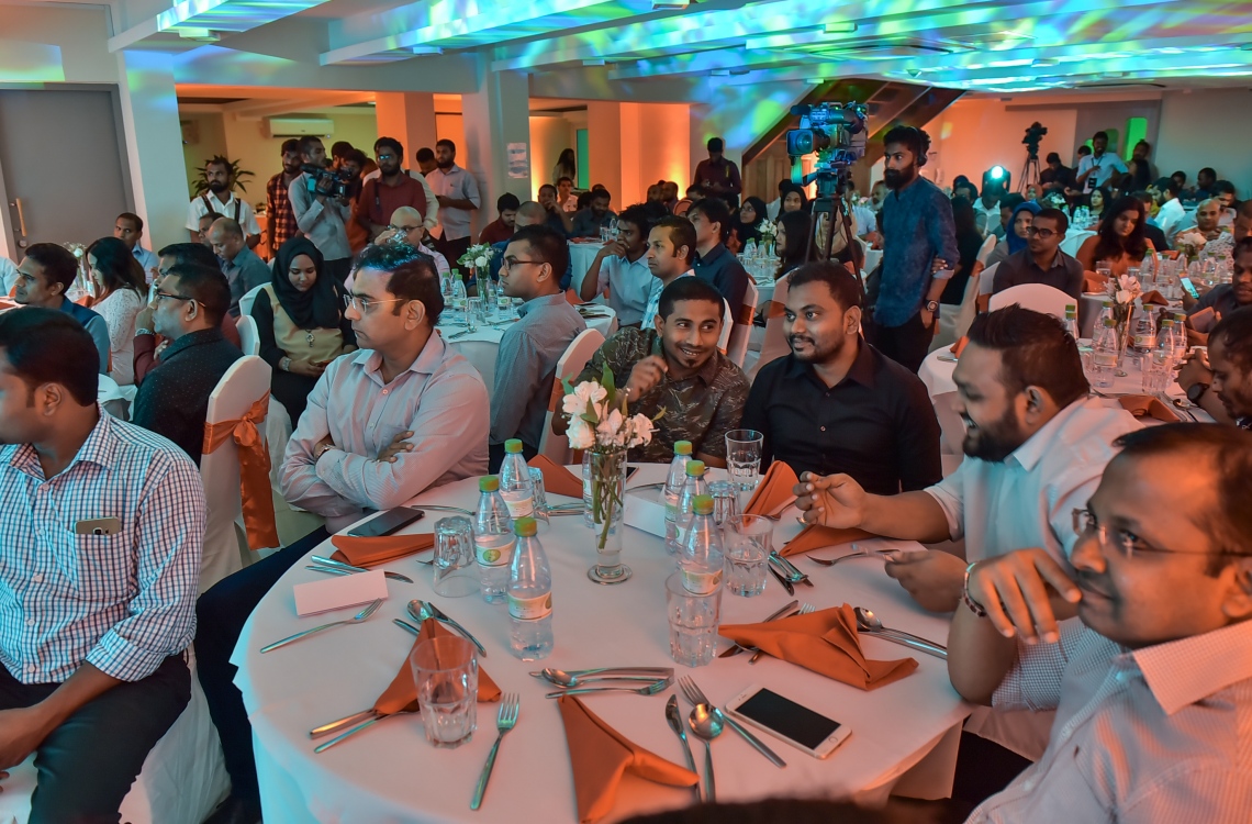 މާލެ: މޭ 24، 2016: "މިހާރު" ނޫހާއި ވެބްސައިޓް ލޯންޗްކުރުމަށް މިރޭ ޗަންޕާ ސެންޓްރަލް ހޮޓެލްގައި ބޭއްވި ރަސްމިއްޔާތުގެ ތެރެއިން: ކުރިން "ހަވީރު"ގައި މަސައްކަތްކުރި ނޫސްވެރިންގެ މައްޗަށް ބިނާވެފައިވާ ޓީމަކުން "މިހާރު" ނޫސް ނެރެ އަދި އޭގެ ވެބްސައިޓެއް ހެދީ މާޗު 31 ގައި ސިވިލް ކޯޓުން ނެރުނު އަމުރަކާ ގުޅިގެން "ހަވީރު"ގެ މަސައްކަތް ވަގުތީ ގޮތުން ހުއްޓާލުމުން.---ނިޝާން އަލީ/މިހާރު ފޮޓޯ