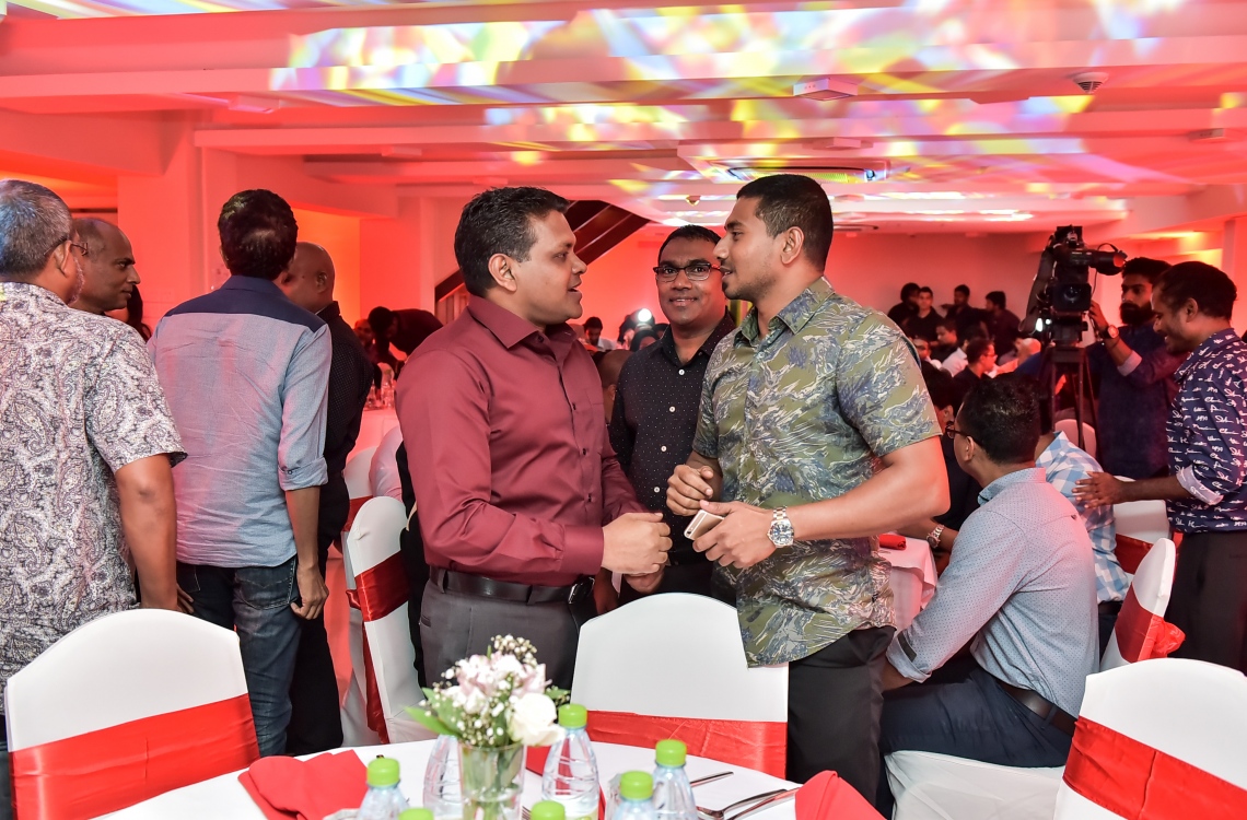 މާލެ: މޭ 24، 2016: "މިހާރު" ނޫހާއި ވެބްސައިޓް ލޯންޗްކުރުމަށް މިރޭ ޗަންޕާ ސެންޓްރަލް ހޮޓެލްގައި ބޭއްވި ރަސްމިއްޔާތުގައި ކުޅުދުއްފުށީ ދެކުނު ދާއިރާގެ މެމްބަރު މުހައްމަދު ނަޝީދާއި ގަލޮޅު ދެކުނު ދާއިރާގެ މެމްބަރު އަހުމަދު މަހުލޫފް ވާހަކަ ދައްކަވަނީ: ކުރިން "ހަވީރު"ގައި މަސައްކަތްކުރި ނޫސްވެރިންގެ މައްޗަށް ބިނާވެފައިވާ ޓީމަކުން "މިހާރު" ނޫސް ނެރެ އަދި އޭގެ ވެބްސައިޓެއް ހެދީ މާޗު 31 ގައި ސިވިލް ކޯޓުން ނެރުނު އަމުރަކާ ގުޅިގެން "ހަވީރު"ގެ މަސައްކަތް ވަގުތީ ގޮތުން ހުއްޓާލުމުން.---ނިޝާން އަލީ/މިހާރު ފޮޓޯ