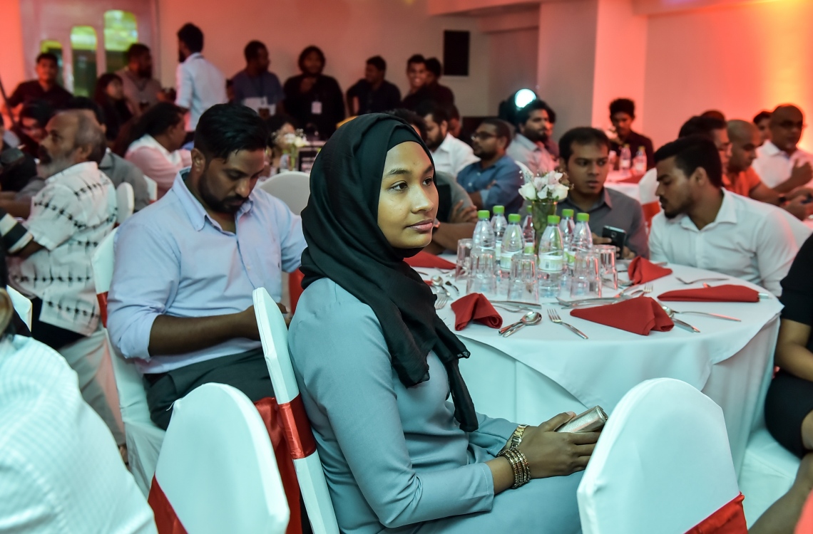 މާލެ: މޭ 24، 2016: "މިހާރު" ނޫހާއި ވެބްސައިޓް ލޯންޗްކުރުމަށް މިރޭ ޗަންޕާ ސެންޓްރަލް ހޮޓެލްގައި ބޭއްވި ރަސްމިއްޔާތުގެ ތެރެއިން: ކުރިން "ހަވީރު"ގައި މަސައްކަތްކުރި ނޫސްވެރިންގެ މައްޗަށް ބިނާވެފައިވާ ޓީމަކުން "މިހާރު" ނޫސް ނެރެ އަދި އޭގެ ވެބްސައިޓެއް ހެދީ މާޗު 31 ގައި ސިވިލް ކޯޓުން ނެރުނު އަމުރަކާ ގުޅިގެން "ހަވީރު"ގެ މަސައްކަތް ވަގުތީ ގޮތުން ހުއްޓާލުމުން.---ނިޝާން އަލީ /މިހާރު ފޮޓޯ