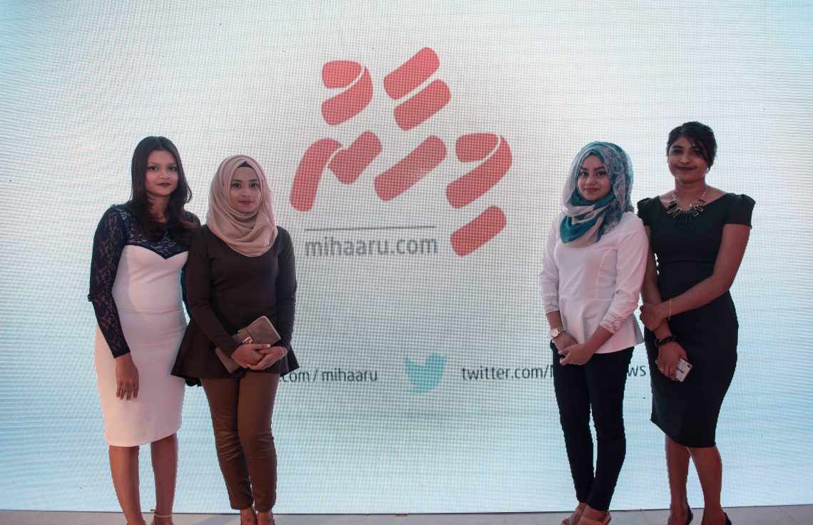 މާލެ: މޭ 24، 2016: "މިހާރު" ނޫހާއި ވެބްސައިޓް ލޯންޗްކުރުމަށް މިރޭ ޗަންޕާ ސެންޓްރަލް ހޮޓެލްގައި ބޭއްވި ރަސްމިއްޔާތުގައި "މިހާރު" ޓީމުގެ ބައެއް މެމްބަރުން: ކުރިން "ހަވީރު"ގައި މަސައްކަތްކުރި ނޫސްވެރިންގެ މައްޗަށް ބިނާވެފައިވާ ޓީމަކުން "މިހާރު" ނޫސް ނެރެ އަދި އޭގެ ވެބްސައިޓެއް ހެދީ މާޗު 31 ގައި ސިވިލް ކޯޓުން ނެރުނު އަމުރަކާ ގުޅިގެން "ހަވީރު"ގެ މަސައްކަތް ވަގުތީ ގޮތުން ހުއްޓާލުމުން.---މުހައްމަދު ޝަރުހާން /މިހާރު ފޮޓޯ