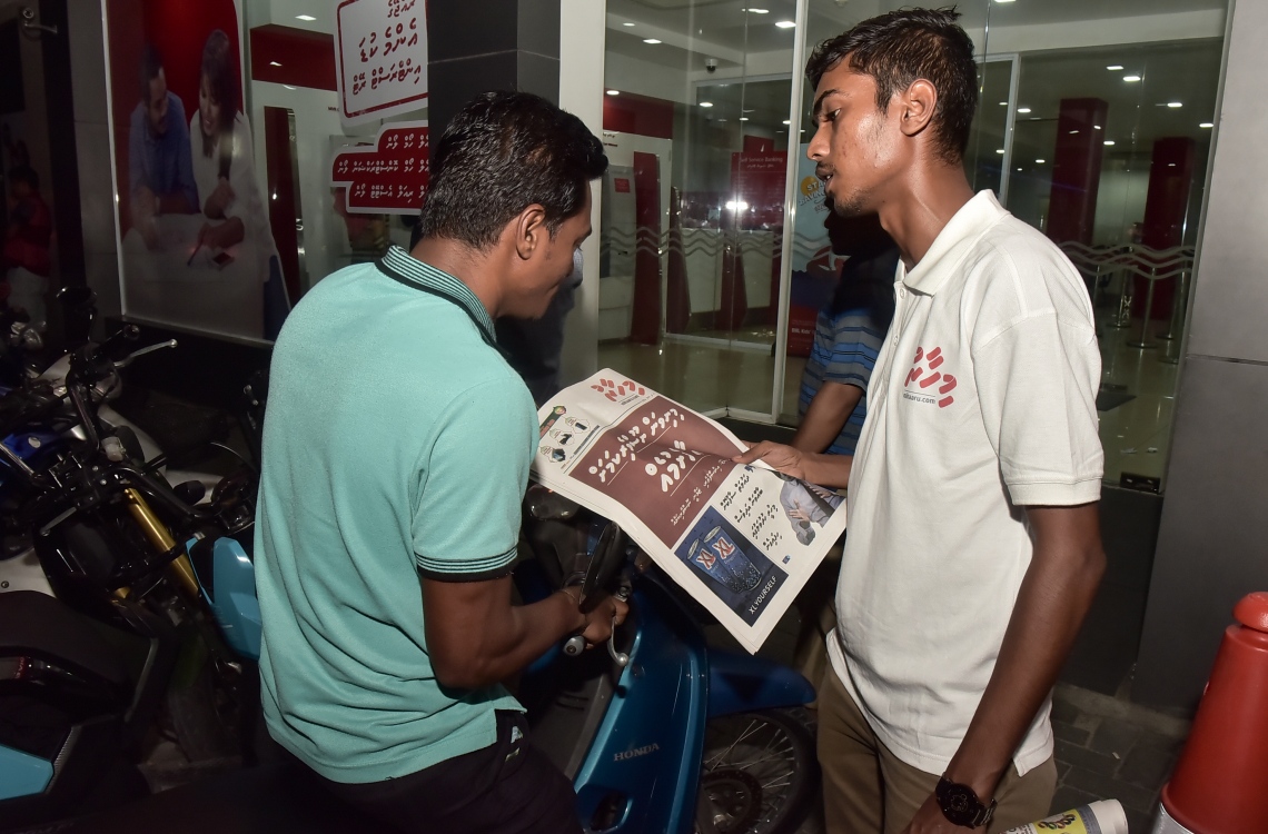 މާލެ: މޭ 24، 2016: "މިހާރު" ނޫހާއި ވެބްސައިޓް ލޯންޗްކުރުމަށް މިރޭ ޗަންޕާ ސެންޓްރަލް ހޮޓެލްގައި ބޭއްވި ރަސްމިއްޔާތަށް ފަހު، "މިހާރު" ނޫސް ބަހަނީ: ކުރިން "ހަވީރު"ގައި މަސައްކަތްކުރި ނޫސްވެރިންގެ މައްޗަށް ބިނާވެފައިވާ ޓީމަކުން "މިހާރު" ނޫސް ނެރެ އަދި އޭގެ ވެބްސައިޓެއް ހެދީ މާޗު 31 ގައި ސިވިލް ކޯޓުން ނެރުނު އަމުރަކާ ގުޅިގެން "ހަވީރު"ގެ މަސައްކަތް ވަގުތީ ގޮތުން ހުއްޓާލުމުން.---މުހައްމަދު ޝަރުހާން /މިހާރު ފޮޓޯ