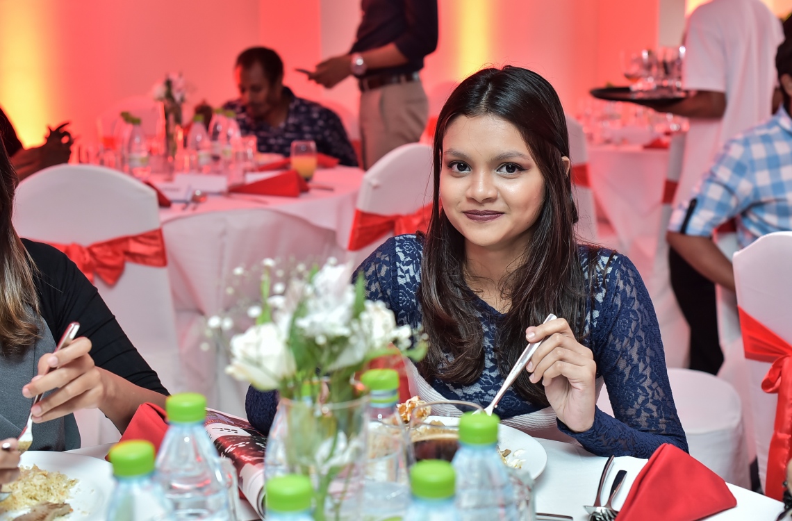 މާލެ: މޭ 24، 2016: "މިހާރު" ނޫހާއި ވެބްސައިޓް ލޯންޗްކުރުމަށް މިރޭ ޗަންޕާ ސެންޓްރަލް ހޮޓެލްގައި ބޭއްވި ރަސްމިއްޔާތުގައި "މިހާރު" ޓީމުގެ މެމްބަރެއް: ކުރިން "ހަވީރު"ގައި މަސައްކަތްކުރި ނޫސްވެރިންގެ މައްޗަށް ބިނާވެފައިވާ ޓީމަކުން "މިހާރު" ނޫސް ނެރެ އަދި އޭގެ ވެބްސައިޓެއް ހެދީ މާޗު 31 ގައި ސިވިލް ކޯޓުން ނެރުނު އަމުރަކާ ގުޅިގެން "ހަވީރު"ގެ މަސައްކަތް ވަގުތީ ގޮތުން ހުއްޓާލުމުން.--ނިޝާން އަލީ /މިހާރު ފޮޓޯ