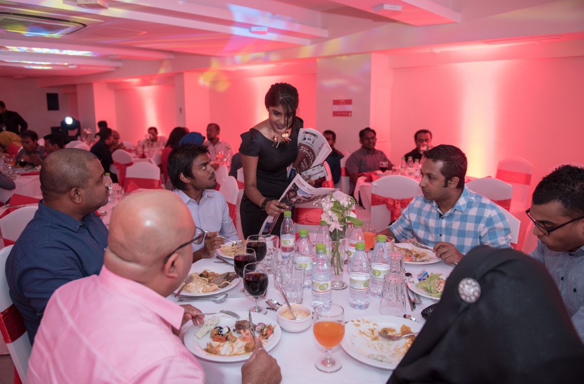 މާލެ: މޭ 24، 2016: "މިހާރު" ނޫހާއި ވެބްސައިޓް ލޯންޗްކުރުމަށް މިރޭ ޗަންޕާ ސެންޓްރަލް ހޮޓެލްގައި ބޭއްވި ރަސްމިއްޔާތު: ކުރިން "ހަވީރު"ގައި މަސައްކަތްކުރި ނޫސްވެރިންގެ މައްޗަށް ބިނާވެފައިވާ ޓީމަކުން "މިހާރު" ނޫސް ނެރެ އަދި އޭގެ ވެބްސައިޓެއް ހެދީ މާޗު 31 ގައި ސިވިލް ކޯޓުން ނެރުނު އަމުރަކާ ގުޅިގެން "ހަވީރު"ގެ މަސައްކަތް ވަގުތީ ގޮތުން ހުއްޓާލުމުން.---މުހައްމަދު ޝަރުހާން/މިހާރު