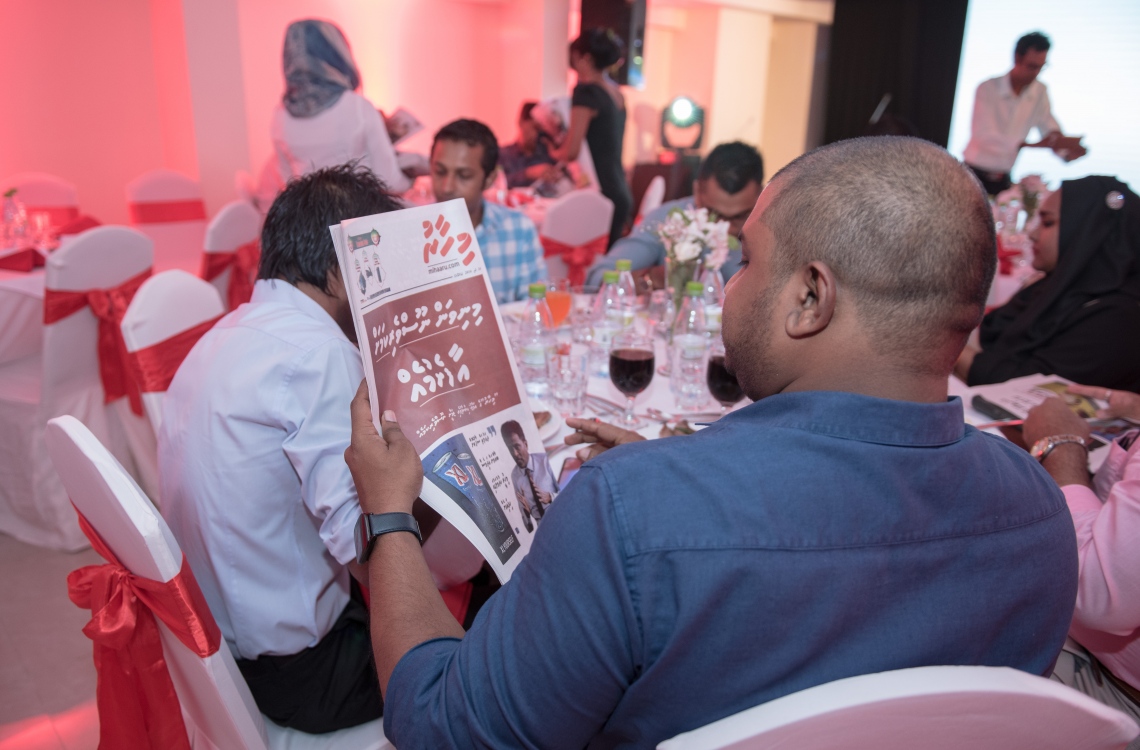 މާލެ: މޭ 24، 2016: "މިހާރު" ނޫހާއި ވެބްސައިޓް ލޯންޗްކުރުމަށް މިރޭ ޗަންޕާ ސެންޓްރަލް ހޮޓެލްގައި ބޭއްވި ރަސްމިއްޔާތު: ކުރިން "ހަވީރު"ގައި މަސައްކަތްކުރި ނޫސްވެރިންގެ މައްޗަށް ބިނާވެފައިވާ ޓީމަކުން "މިހާރު" ނޫސް ނެރެ އަދި އޭގެ ވެބްސައިޓެއް ހެދީ މާޗު 31 ގައި ސިވިލް ކޯޓުން ނެރުނު އަމުރަކާ ގުޅިގެން "ހަވީރު"ގެ މަސައްކަތް ވަގުތީ ގޮތުން ހުއްޓާލުމުން.---މުހައްމަދު ޝަރުހާން/މިހާރު ފޮޓޯ