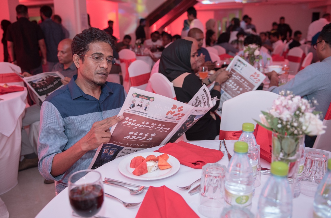 މާލެ: މޭ 24، 2016: "މިހާރު" ނޫހާއި ވެބްސައިޓް ލޯންޗްކުރުމަށް މިރޭ ޗަންޕާ ސެންޓްރަލް ހޮޓެލްގައި ބޭއްވި ރަސްމިއްޔާތުގައި ވިލިމާލެ ދާއިރާގެ މެމްބަރު އަހުމަދު ނިހާން ނޫސް ވިދާޅުވަނީ: ކުރިން "ހަވީރު"ގައި މަސައްކަތްކުރި ނޫސްވެރިންގެ މައްޗަށް ބިނާވެފައިވާ ޓީމަކުން "މިހާރު" ނޫސް ނެރެ އަދި އޭގެ ވެބްސައިޓެއް ހެދީ މާޗު 31 ގައި ސިވިލް ކޯޓުން ނެރުނު އަމުރަކާ ގުޅިގެން "ހަވީރު"ގެ މަސައްކަތް ވަގުތީ ގޮތުން ހުއްޓާލުމުން.---މުހައްމަދު ޝަރުހާން /މިހާރު ފޮޓޯ