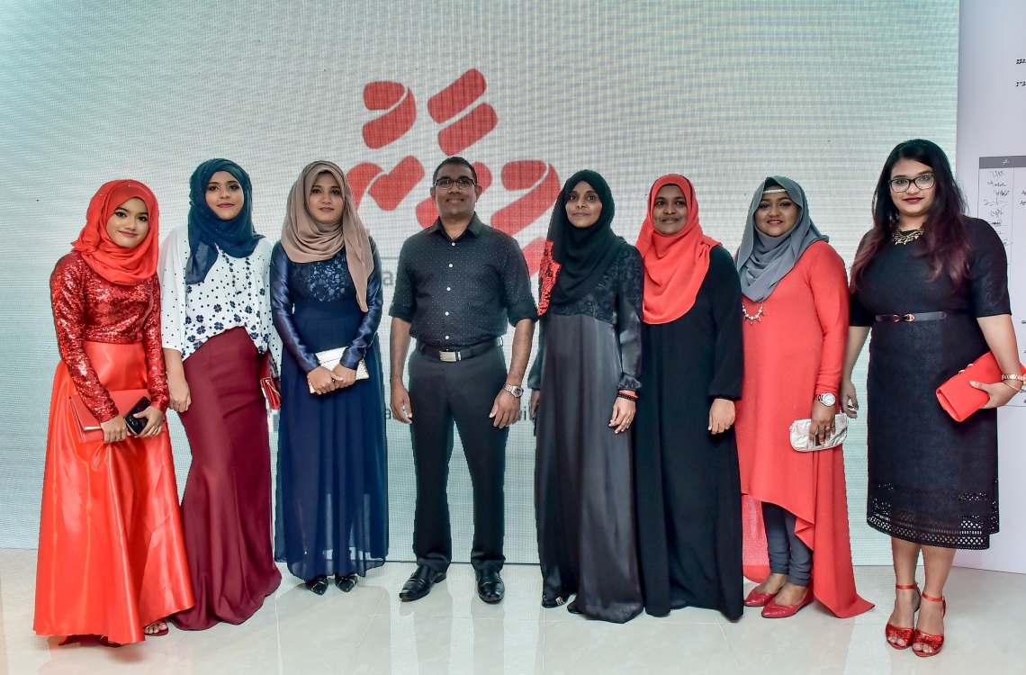 މާލެ: މޭ 24، 2016: "މިހާރު" ނޫހާއި ވެބްސައިޓް ލޯންޗްކުރުމަށް މިރޭ ޗަންޕާ ސެންޓްރަލް ހޮޓެލްގައި ބޭއްވި ރަސްމިއްޔާތުގައި "މިހާރު" ޓީމުގެ ބައެއް މެމްބަރުން: ކުރިން "ހަވީރު"ގައި މަސައްކަތްކުރި ނޫސްވެރިންގެ މައްޗަށް ބިނާވެފައިވާ ޓީމަކުން "މިހާރު" ނޫސް ނެރެ އަދި އޭގެ ވެބްސައިޓެއް ހެދީ މާޗު 31 ގައި ސިވިލް ކޯޓުން ނެރުނު އަމުރަކާ ގުޅިގެން "ހަވީރު"ގެ މަސައްކަތް ވަގުތީ ގޮތުން ހުއްޓާލުމުން.---ނިޝާން އަލީ /މިހާރު ފޮޓޯ