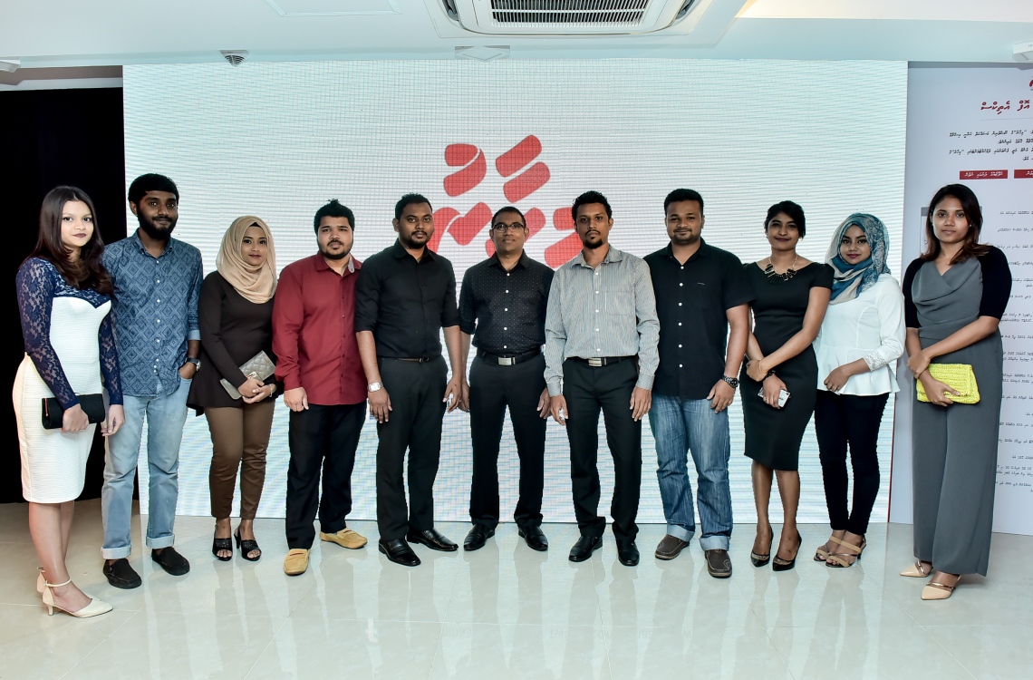 މާލެ: މޭ 24، 2016: "މިހާރު" ނޫހާއި ވެބްސައިޓް ލޯންޗްކުރުމަށް މިރޭ ޗަންޕާ ސެންޓްރަލް ހޮޓެލްގައި ބޭއްވި ރަސްމިއްޔާތުގައި "މިހާރު" ޓީމުގެ ބައެއް މެމްބަރުން: ކުރިން "ހަވީރު"ގައި މަސައްކަތްކުރި ނޫސްވެރިންގެ މައްޗަށް ބިނާވެފައިވާ ޓީމަކުން "މިހާރު" ނޫސް ނެރެ އަދި އޭގެ ވެބްސައިޓެއް ހެދީ މާޗު 31 ގައި ސިވިލް ކޯޓުން ނެރުނު އަމުރަކާ ގުޅިގެން "ހަވީރު"ގެ މަސައްކަތް ވަގުތީ ގޮތުން ހުއްޓާލުމުން.---ނިޝާން އަލީ /މިހާރު ފޮޓޯ