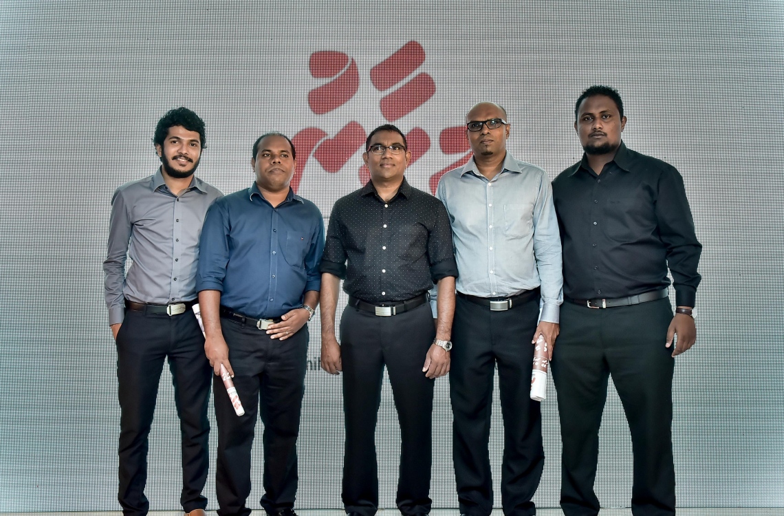 މާލެ: މޭ 24، 2016: "މިހާރު" ނޫހާއި ވެބްސައިޓް ލޯންޗްކުރުމަށް މިރޭ ޗަންޕާ ސެންޓްރަލް ހޮޓެލްގައި ބޭއްވި ރަސްމިއްޔާތުގައި، "މިހާރު" ޓީމުގެ ބައެއް ނޫސްވެރިން: ކުރިން "ހަވީރު"ގައި މަސައްކަތްކުރި ނޫސްވެރިންގެ މައްޗަށް ބިނާވެފައިވާ ޓީމަކުން "މިހާރު" ނޫސް ނެރެ އަދި އޭގެ ވެބްސައިޓެއް ހެދީ މާޗު 31 ގައި ސިވިލް ކޯޓުން ނެރުނު އަމުރަކާ ގުޅިގެން "ހަވީރު"ގެ މަސައްކަތް ވަގުތީ ގޮތުން ހުއްޓާލުމުން.---ނިޝާން އަލީ/މިހާރު ފޮޓޯ