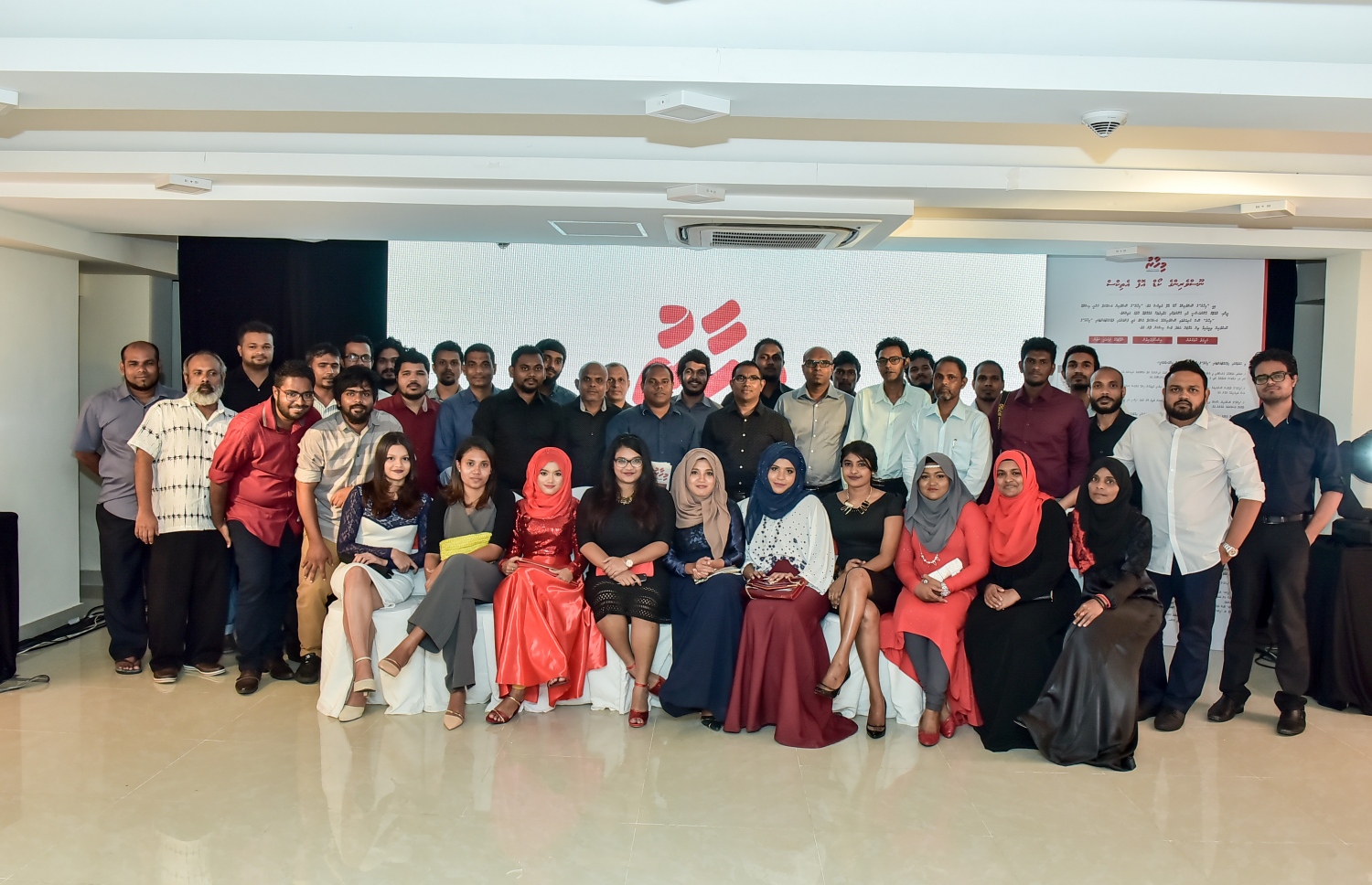 "މިހާރު" ލޯންޗް ކުރުމުގެ ހަފުލާގައި ހުރިހާ މުވައްޒަފުން ފޮޓޯއަކަށް ހުއްޓިލައިގެން -- ފައިލް ފޮޓޯ: މިހާރު