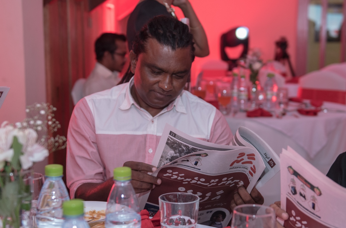 މާލެ: މޭ 24، 2016: "މިހާރު" ނޫހާއި ވެބްސައިޓް ލޯންޗްކުރުމަށް މިރޭ ޗަންޕާ ސެންޓްރަލް ހޮޓެލްގައި ބޭއްވި ރަސްމިއްޔާތުގައި މާޒިޔާގެ ކޯޗު އަލީ ސުޒޭން ނޫސް ވިދާޅުވަނީ: ކުރިން "ހަވީރު"ގައި މަސައްކަތްކުރި ނޫސްވެރިންގެ މައްޗަށް ބިނާވެފައިވާ ޓީމަކުން "މިހާރު" ނޫސް ނެރެ އަދި އޭގެ ވެބްސައިޓެއް ހެދީ މާޗު 31 ގައި ސިވިލް ކޯޓުން ނެރުނު އަމުރަކާ ގުޅިގެން "ހަވީރު"ގެ މަސައްކަތް ވަގުތީ ގޮތުން ހުއްޓާލުމުން.---ނިޝާން އަލީ/މިހާރު ފޮޓޯ