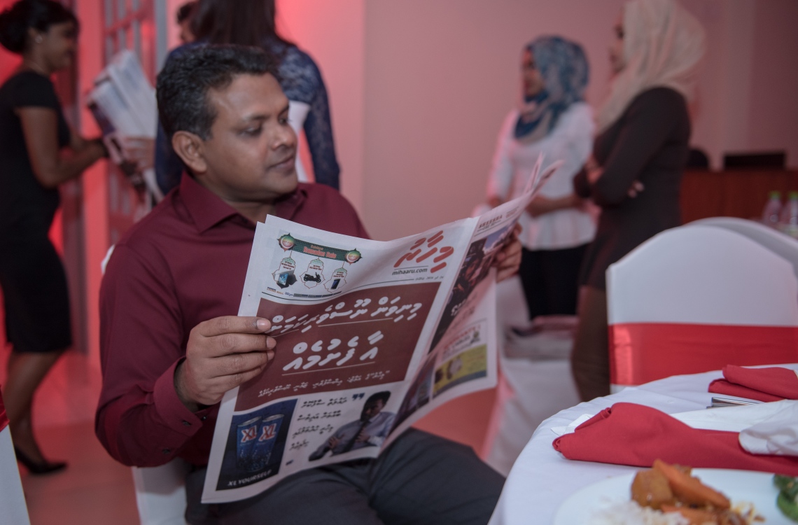 މާލެ: މޭ 24، 2016: "މިހާރު" ނޫހާއި ވެބްސައިޓް ލޯންޗްކުރުމަށް މިރޭ ޗަންޕާ ސެންޓްރަލް ހޮޓެލްގައި ބޭއްވި ރަސްމިއްޔާތުގައި ރައްޔިތުންގެ މަޖިލިހުގެ ކުޅުދުއްފުށީ ދެކުނު ދާއިރާގެ މެމްބަރު މުހައްމަދު ނަޝީދު ނޫސް ވިދާޅުވަނީ: ކުރިން "ހަވީރު"ގައި މަސައްކަތްކުރި ނޫސްވެރިންގެ މައްޗަށް ބިނާވެފައިވާ ޓީމަކުން "މިހާރު" ނޫސް ނެރެ އަދި އޭގެ ވެބްސައިޓެއް ހެދީ މާޗު 31 ގައި ސިވިލް ކޯޓުން ނެރުނު އަމުރަކާ ގުޅިގެން "ހަވީރު"ގެ މަސައްކަތް ވަގުތީ ގޮތުން ހުއްޓާލުމުން.---މުހައްމަދު ޝަރުހާން/މިހާރު ފޮޓޯ