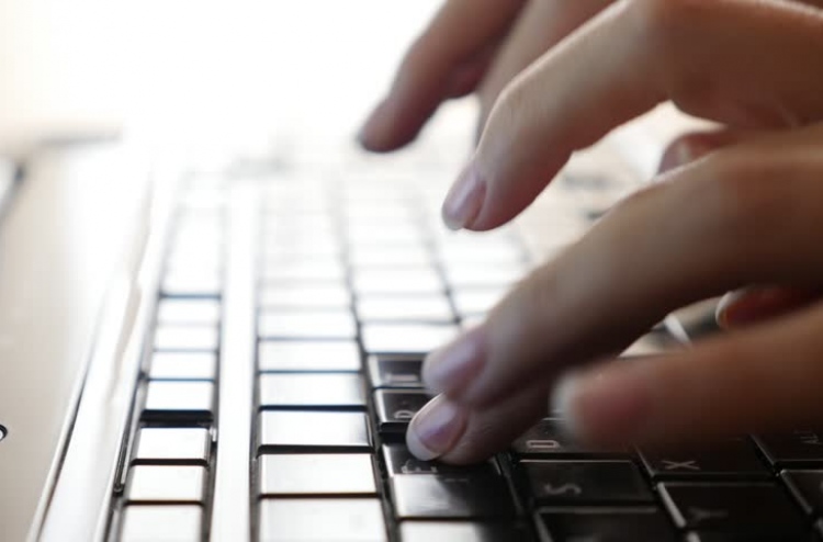 ލެޕްޓޮޕުން ކަރަންޓުގައި ޖެހި މީހަކު މަރުވެއްޖެ