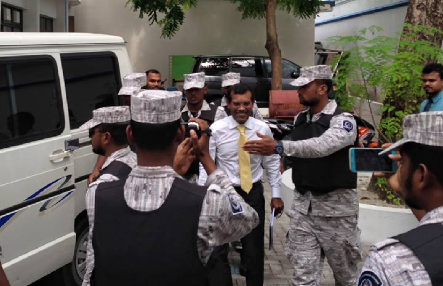 ކުރީގެ ރައީސް މުހައްމަދު ނަޝީދު ކަރެކްޝަނަލް ސާވިސްގެ ބެލުމުގެ ދަށުން ކޯޓަށް ހާޒިރު ކުރަނީ. -- ފޮޓޯ: އަހްމަދު އާޒިމް (އަންޖު)