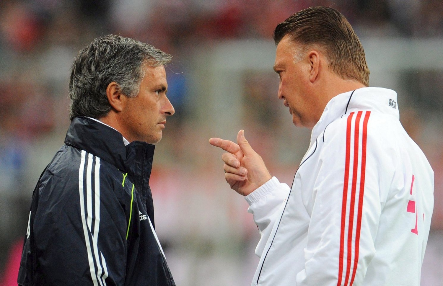 ޔުނައިޓެޑްގެ ކުރީގެ ކޯޗު ލުއީ ވެން ހާލް އާއި މޮރީނިއޯ ވާހަކަ ދައްކަނީ.-- ފޮޓޯ: އޭއެފްޕީ