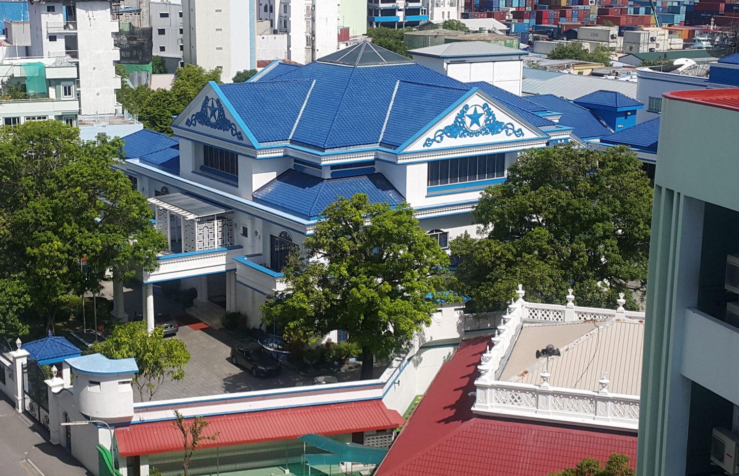 ދިވެހިރާއްޖޭގެ ސުޕްރީމް ކޯޓު ހިންގާ ތީމުގެ: ދެ ފަނޑިޔާރުން ވަކިކުރީ ކޮން ކަމަކަށް ނާގާބިލްވެގެން ކަމެއް ރައްޔިތުންގެ މަޖިލިހުން ބުނެފައެއް ނެތް