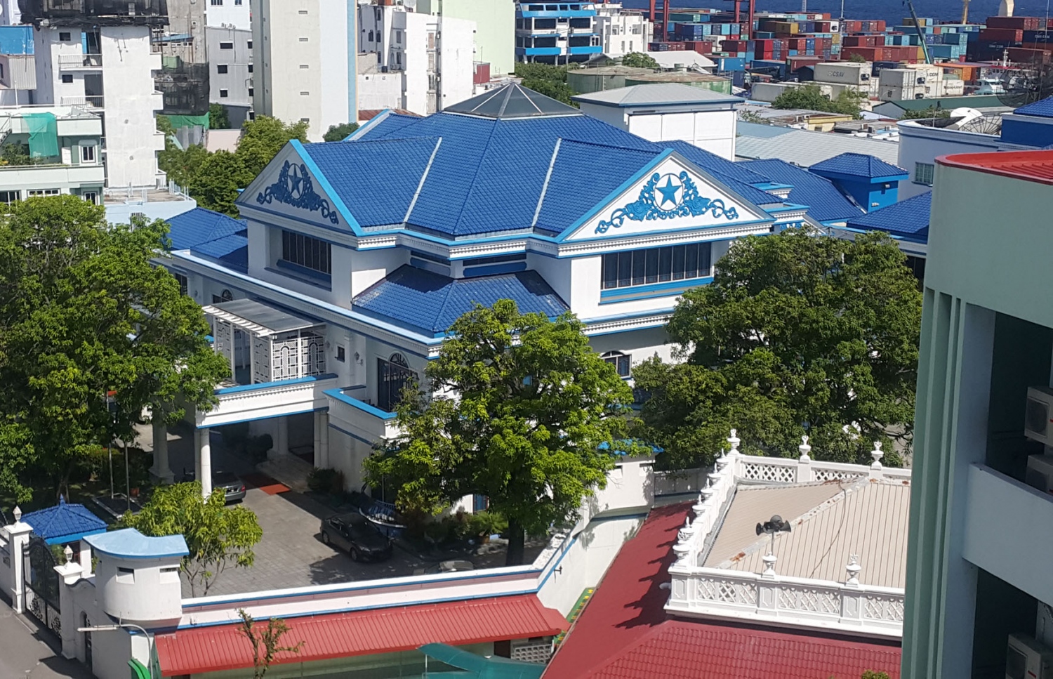 ދިވެހިރާއްޖޭގެ ސުޕްރީމް ކޯޓު ހިންގާ ތީމުގެ: ވަޒީރުންގެ އިތުބާރު ނެތްކަމުގެ މައްސަލަތަކާ މެދު އެންމެ ފަހުގެ ނިންމުން ނިންމާނީ ސުޕްރީމް ކޯޓުން ކަމަށް އެ ކޯޓުން މިހާރު ވަނީ ކަނޑައަޅާފައި.