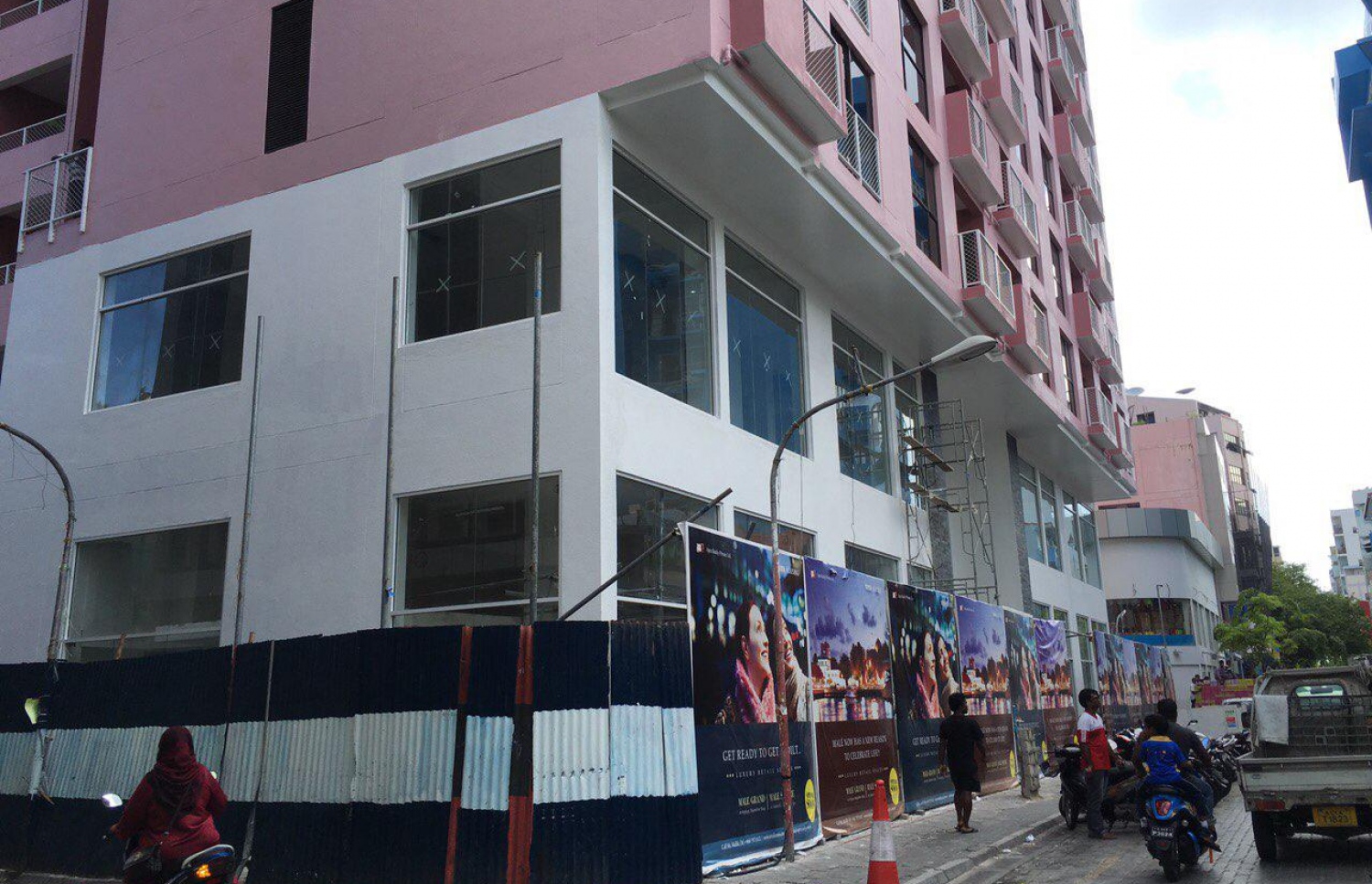 އަރަބިއްޔާ ހުރި ތަނުގައި އިމާރާތްކޮށްފައިވާ ފްލެޓް އިމާރާތް: އެތަނުން ފްލެޓް ލިބުނު މީހުން ފަސް އަހަރު ތެރޭގައި ދެ މިލިއަން ރުފިޔާ ދައްކަން ޖެހޭ.