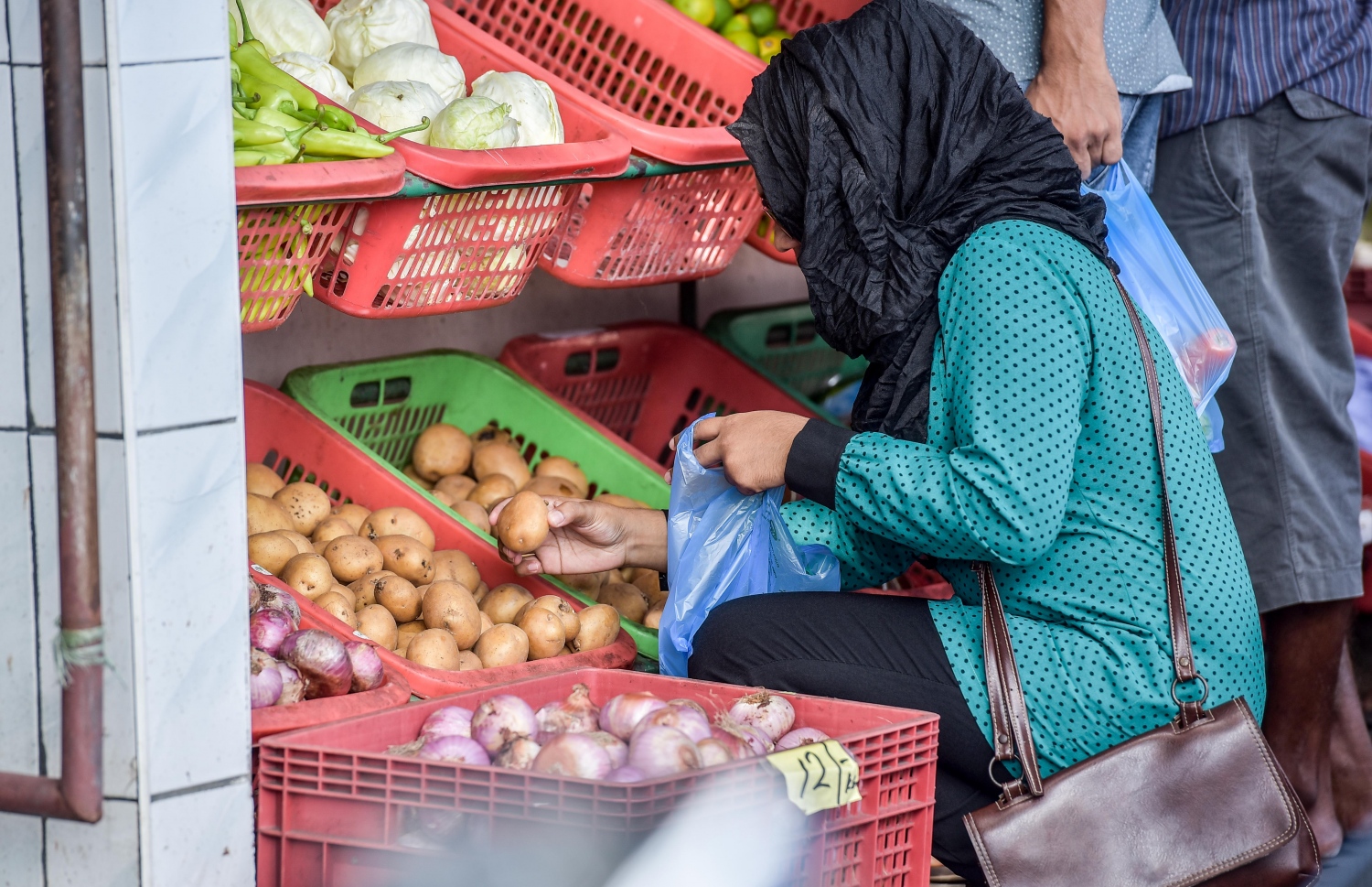 ބާޒާރު މަތީ ފިހާރައަކުން މީހަކު އަލުވި ގަންނަނީ. އެސްޓީއޯ އިން އަލުވި ބަސްތާއެއް ވިއްކަނީ 250ރ. އަށް. -- ފޮޓޯ:ނިޝާން އަލީ/މިހާރު