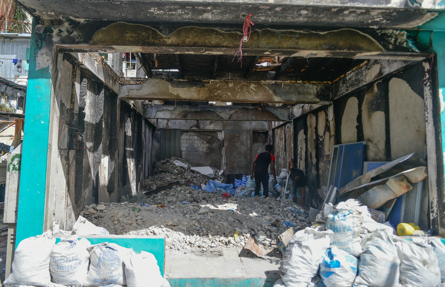 ކޯސްޓްލައިންގައި ހިނގި އަލިފާނުގެ ހާދިސާއާ ގުޅިގެން އަނދައި އަޅިއަށްވި ގެއެއް ސާފުކުރަނީ. މި ހާދިސާގައި 100 އަށް ވުރެ ގިނަ މީހުން ހާލުގައި ޖެހުނު ފޮޓޯ: މުހައްމަދު ޝަރުހާން/މިހާރު