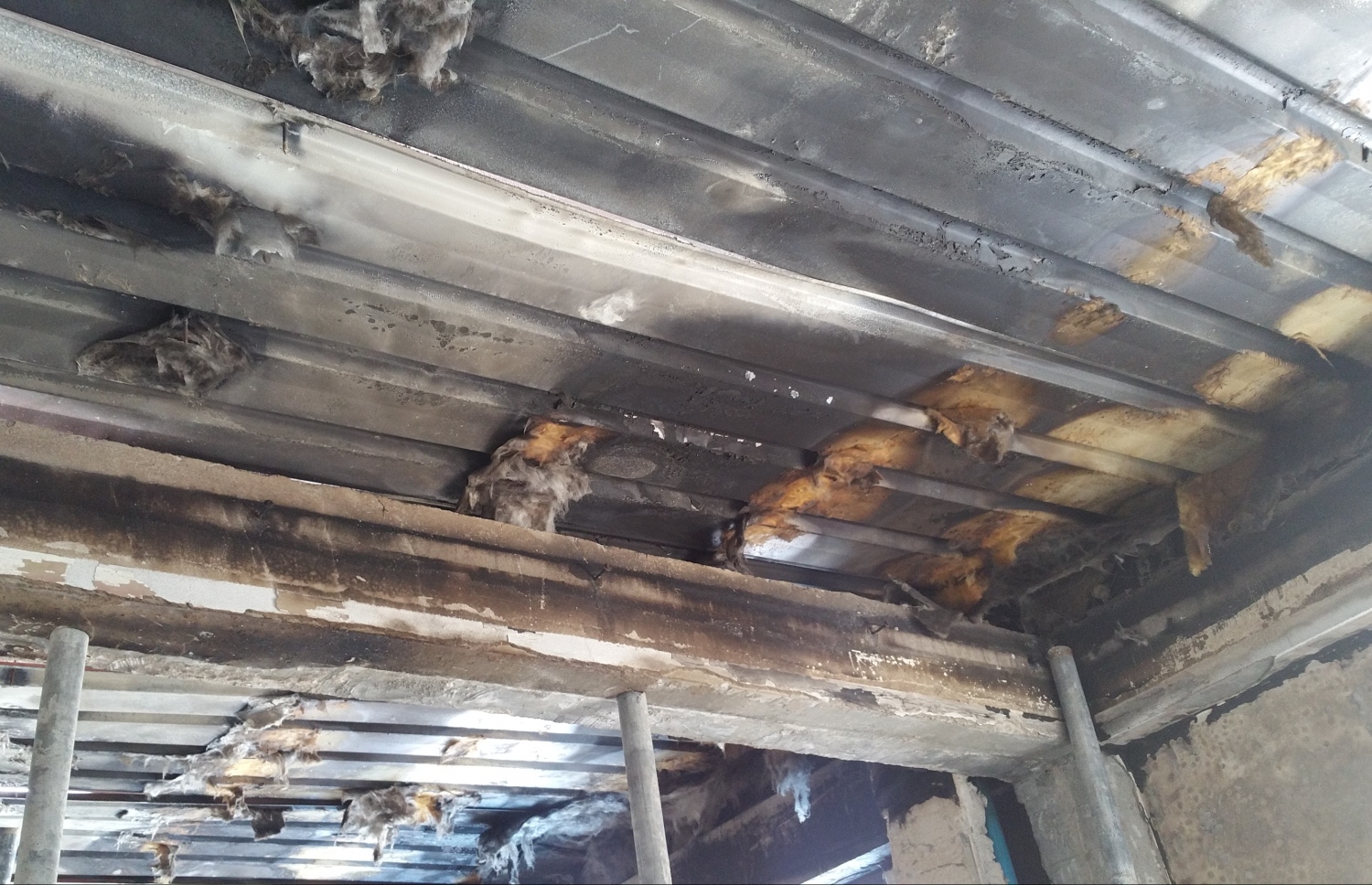 ކޯސްޓްލައިން ހާޑްވެއާގައި ހިނގި އަލިފާނުގެ ހާދިސާގައި ގެއްލުން ލިބުނު ގެއެއް. -- ފޮޓޯ: ހުސެއިން ޝަޔާހު/މިހާރު