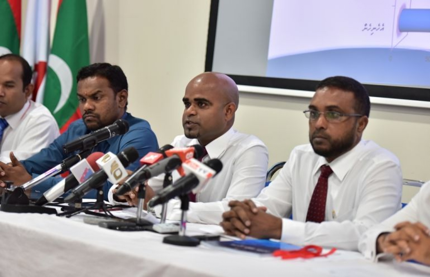 އޭސީސީގެ ބައެއް މެންބަރުން ނޫސްވެރިންނާ ވާހަކަ ދައްކަވަނީ: މިނިވަން މުއައްސަސާތައް ވެސް ސިޔާސީ ނުފޫޒުގައި ނުޖެހި މަސައްކަތް ކުރުން މުހިންމު