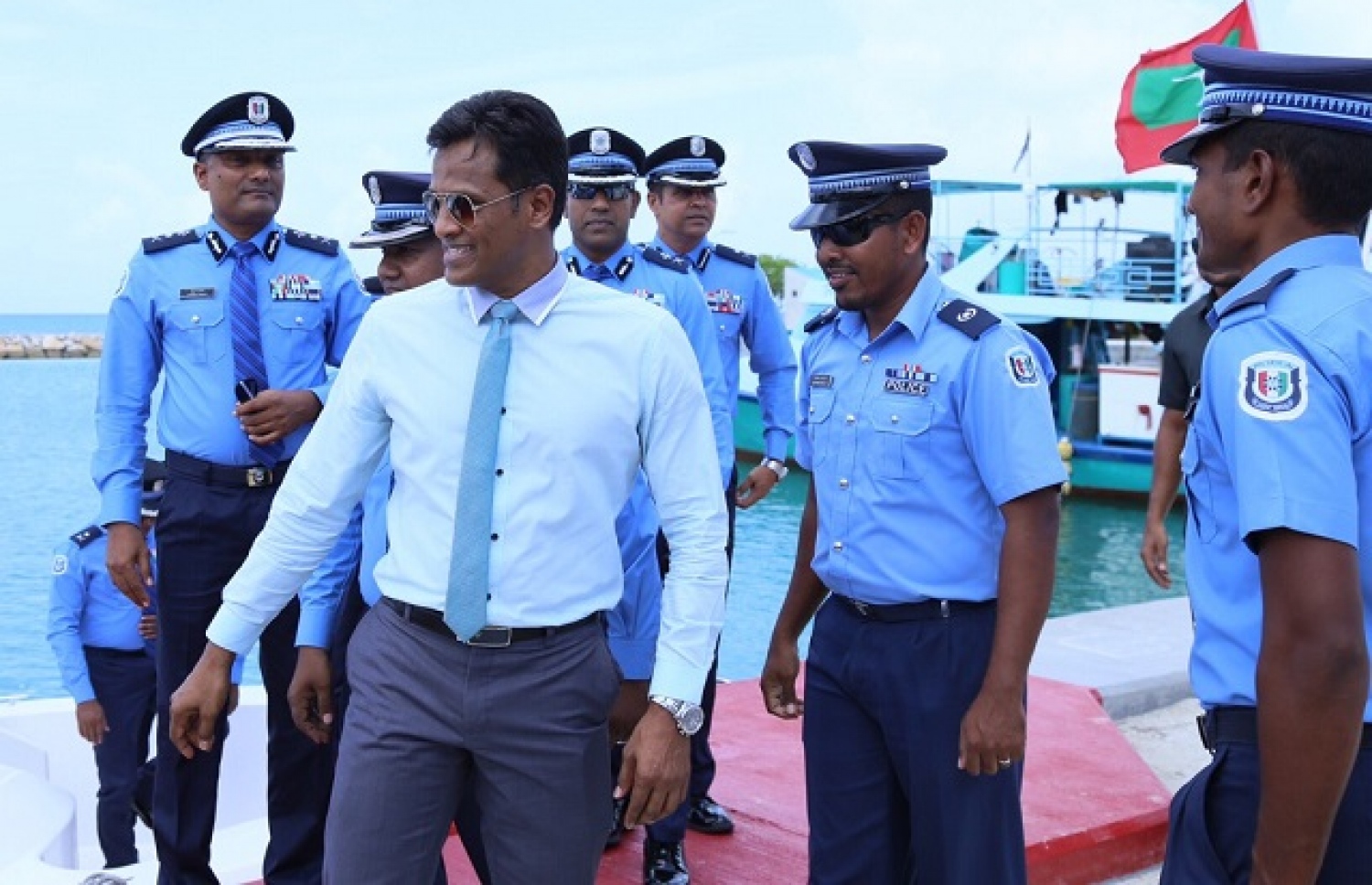 ފުލުހުންގެ ބައެއް އިސް ވެރިންނާ އެކު ހޯމް މިނިސްޓަރު އުމަރު ހޯރަފުށީގައި: ކޯލިޝަން ހެދުމަކީ ކާމިޔާބެއް ނޫން ކަމަށް ވިދާޅުވޭ.---ފޮޓޯ: ޕޮލިސް