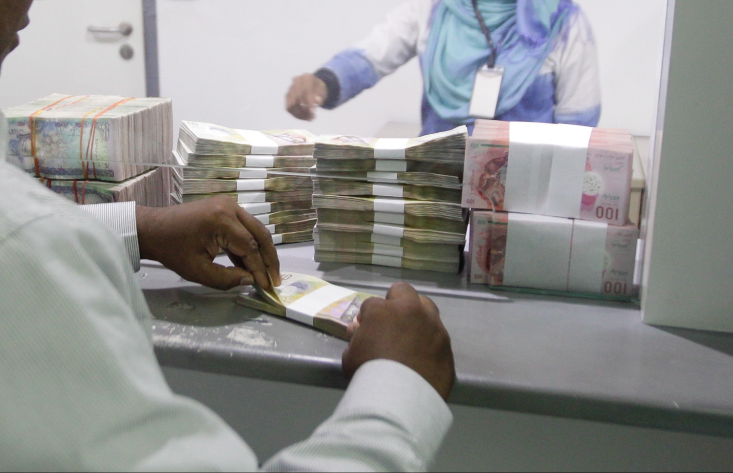 މީހަކު ގިނަ އަދަދެއްގެ ފައިސާތަކެއް ގުނަނީ -- ފޮޓޯ/މިހާރު