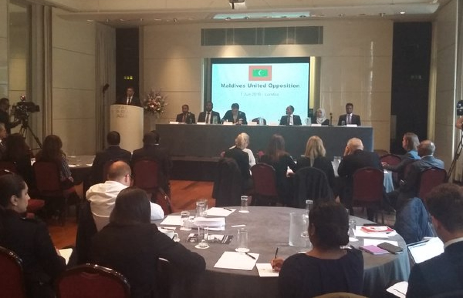 އިދިކޮޅު އިއްތިހާދުން ލަންޑަންގައި އިއްޔެ ނޫސްވެރިންނާ ވާހަކަ ދައްކަވަނީ. -- ޓްވިޓާ ފޮޓޯ: މޫސާ އަންވަރު