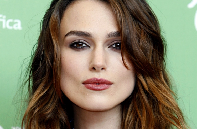 ކެއިރާ ނައިޓްލީގެ ދިފާއުގައި ބައެއް ޑައިރެކްޓަރުން