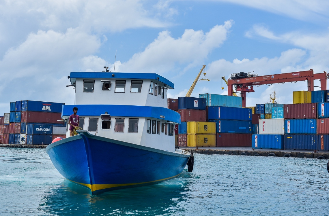 އެމްޕީއެލް ސަރަހައްދު: ޖޫން 2، 2016: މާލޭ ވިޔަފާރި ބަނދަރު ސަރަހައްދުގައި ދޯންޏެއް ފަޅުތެރޭގައި: އެ ކުންފުނިން ބުނީ މުދާ ބާލަން ބޭނުންވާ ވެހިކަލް މަދުވުމުން ދަތިތަކެއް ދިމާވާ ކަމަށް. --ފޮޓޯ: އަލީ ނިޝާން /މިހާރު