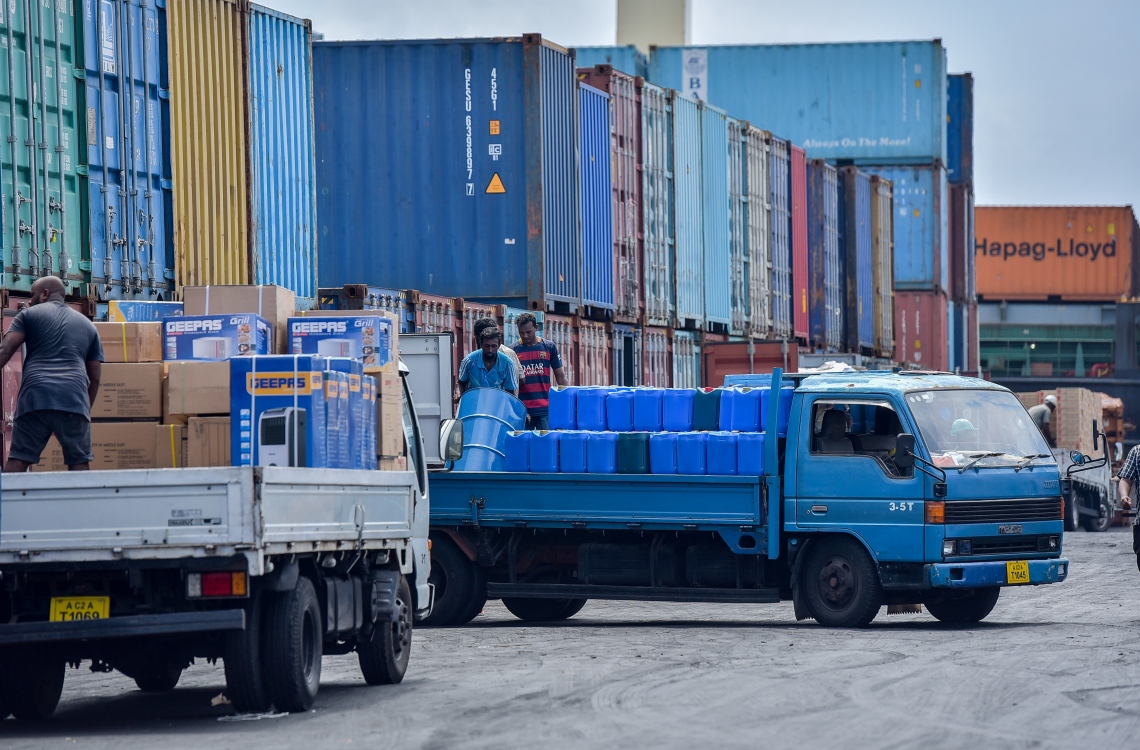 އެމްޕީއެލް ސަރަހައްދު: ޖޫން 2، 2016: މާލޭ ވިޔަފާރި ބަނދަރު ސަރަހައްދުން ޕިކަޕެއް މުދާ ބަރުކުރަނީ: އެ ކުންފުނިން ބުނީ މުދާ ބާލަން ބޭނުންވާ ވެހިކަލް މަދުވުމުން ދަތިތަކެއް ދިމާވާ ކަމަށް. --ފޮޓޯ: އަލީ ނިޝާން /މިހާރު