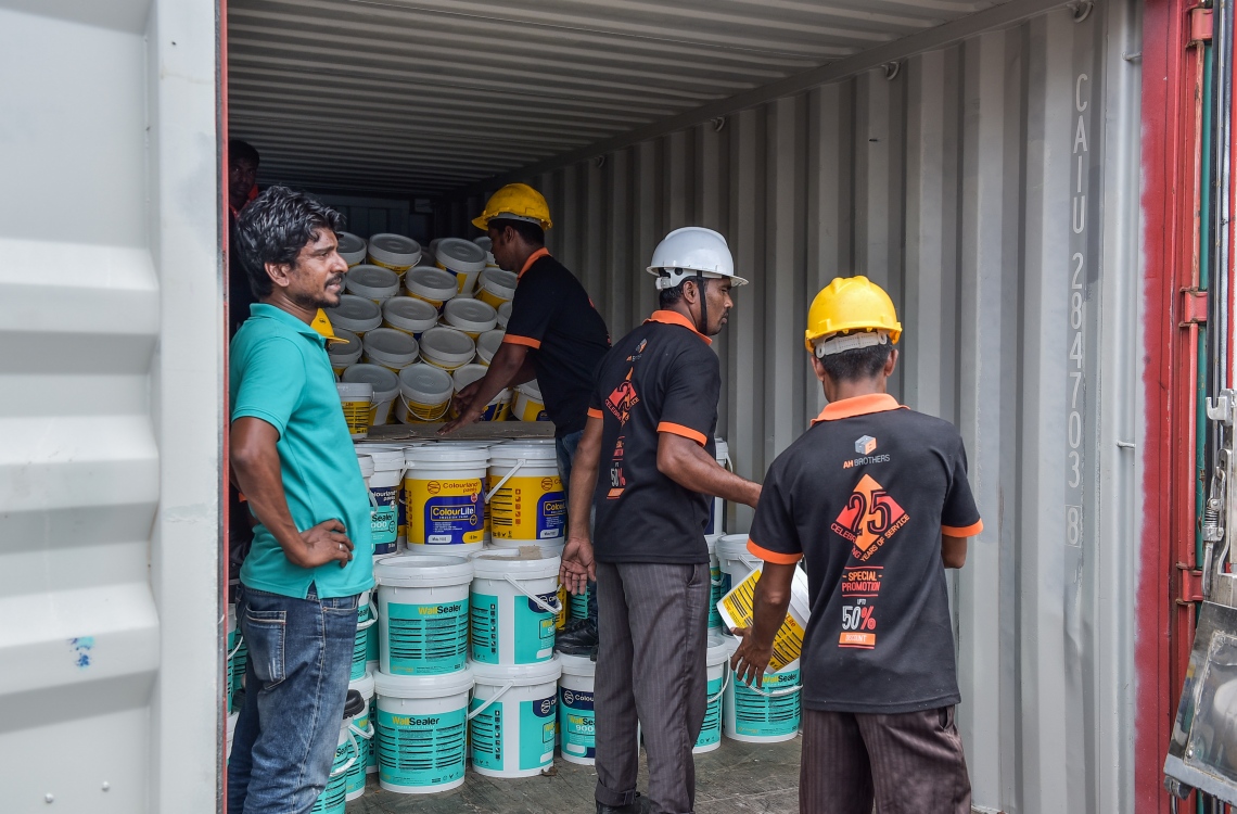 އެމްޕީއެލް ސަރަހައްދު: ޖޫން 2، 2016: މާލޭ ވިޔަފާރި ބަނދަރު ސަރަހައްދުގައި ހުރި މުދާ ކޮންޓެއިނަރަކުން މުދާ ބާލަނީ: އެ ކުންފުނިން ބުނީ މުދާ ބާލަން ބޭނުންވާ ވެހިކަލް މަދުވުމުން ދަތިތަކެއް ދިމާވާ ކަމަށް. --ފޮޓޯ: އަލީ ނިޝާން /މިހާރު