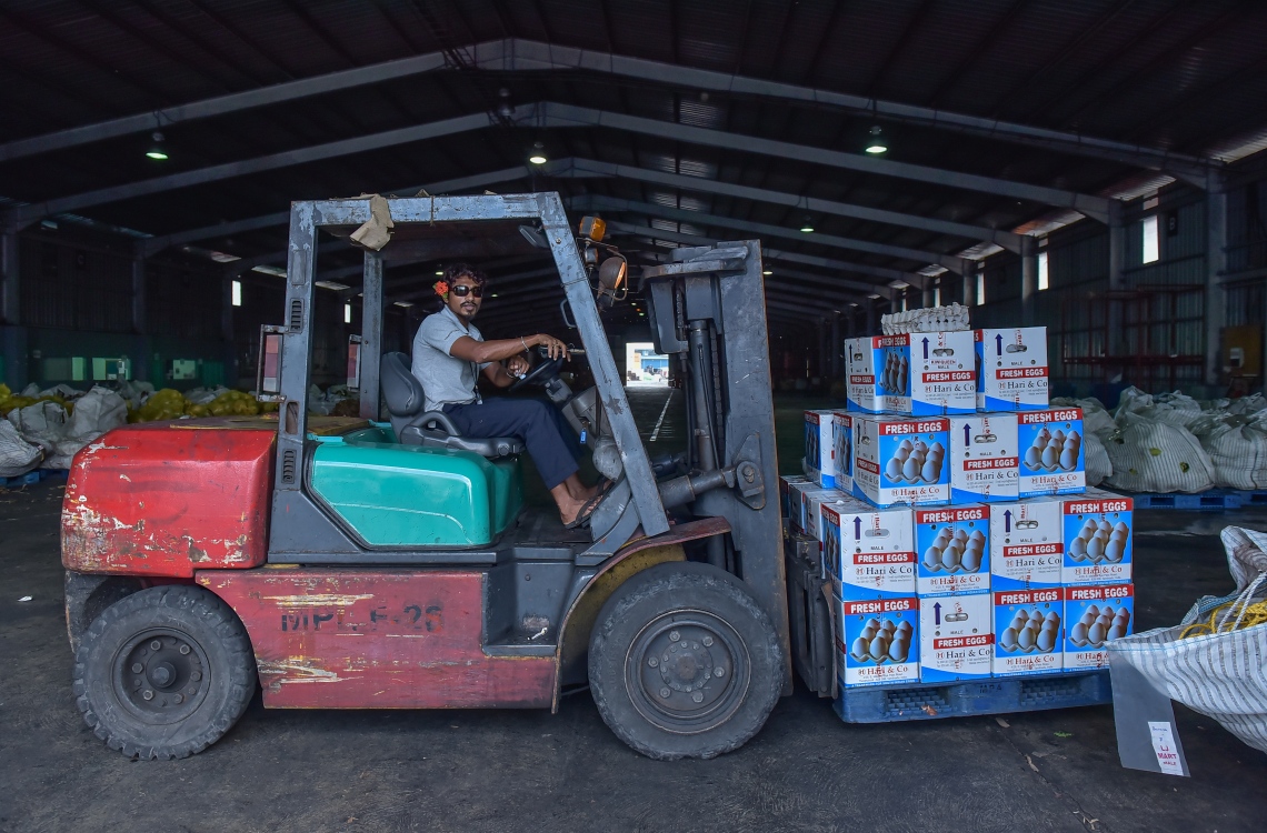 އެމްޕީއެލް ސަރަހައްދު: ޖޫން 2، 2016: މާލޭ ވިޔަފާރި ބަނދަރު ސަރަހައްދުގައި އޮތް ފޯކްލިފްޓެއް މުދާ ބަރުކޮށްފައި: އެ ކުންފުނިން ބުނީ މުދާ ބާލަން ބޭނުންވާ ވެހިކަލް މަދުވުމުން ދަތިތަކެއް ދިމާވާ ކަމަށް. --ފޮޓޯ: އަލީ ނިޝާން /މިހާރު