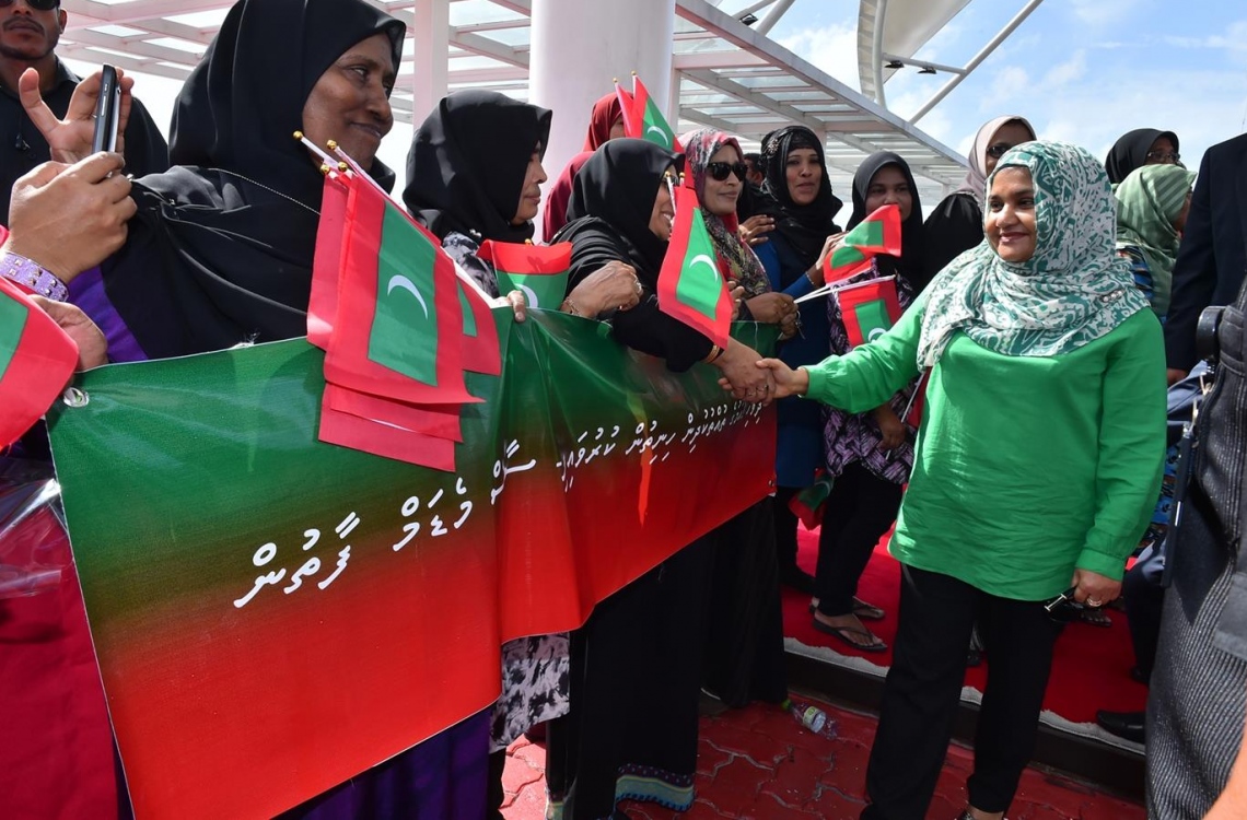 ރައީސްގެ އަނބިކަނބަލުން ފާތުމަތު އިބްރާހިމް ބަޔަކާ ސަލާމްކުރައްވަނީ: އެކަމަނާގެ އޮފީހުގައި ޕާޓީގެ ގިނަ މަސައްކަތްތަކެއް ކުރިއަށް ގެންދެވި.