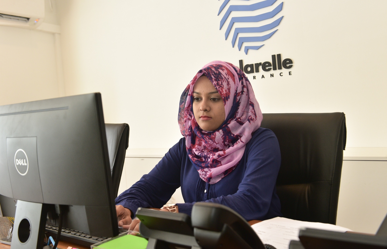 ސޮލަރެލް އިންޝުއަރެންސްގެ މުވައްޒަފަކު އޮފީހުގައި މަސައްކަތް ކުރަނީ: އެ ކުންފުނިން އިންޝުއަރެންސްގެ ހިދުމަތް ފުޅާ ދާއިރާއެއްގައި ފޯރުކޮށްދޭ. ފޮޓޯ: މުހައްމަދު ޝަރުހާން /މިހާރު