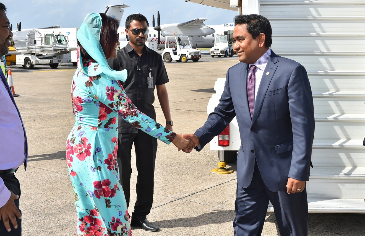 ރައީސް ޔާމީން މެލޭޝިޔާ އިން މާލެ ވަޑައިގެން ފޮރިން މިނިސްޓަރު ދުންޔާ މައުމޫނާ (ވ) ސަލާމް ކުރައްވަނީ. ޕްރައިމަރީއަކާ ނުލައި ދެ ވަނަ ދައުރަކަށް ޓިކެޓް ދިނުމަށް ދުންޔާ ވެސް ތާއީދުކުރައްވާ. -- ފޮޓޯ: ރައީށް އޮފީސް