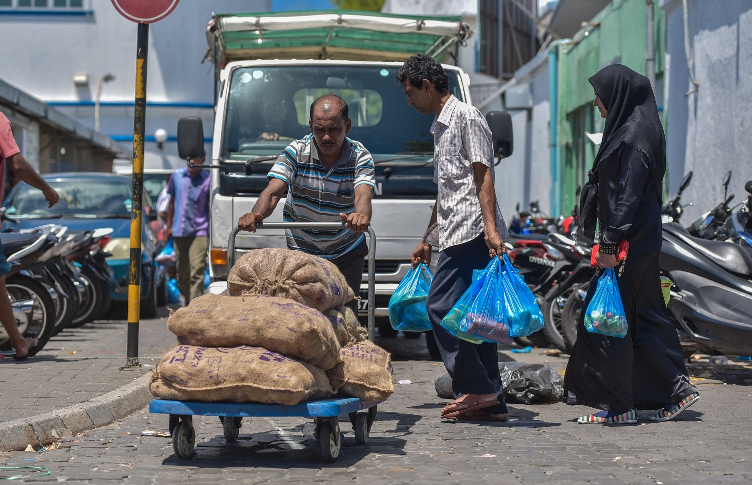 ލޯކަލް މާރުކޭޓު ސަރަހައްދުގައި ފިޔާ ބަސްތާތަކެއް ހިފައިގެން މީހަކު ދަނީ: މާލޭގައި ޓްރެފިކް އެންމެ ބާރުބޮޑު ސަރަހައްދަކީ ބާޒާރުމަތި. ފޮޓޯ: ނިޝާން އަލީ / މިހާރު