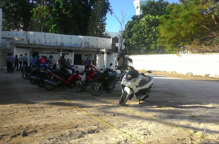 ދިރާގު ކުރިން ހުރި ބިމުގައި ވަގުތީ ޕާކިން ޒޯނެއް