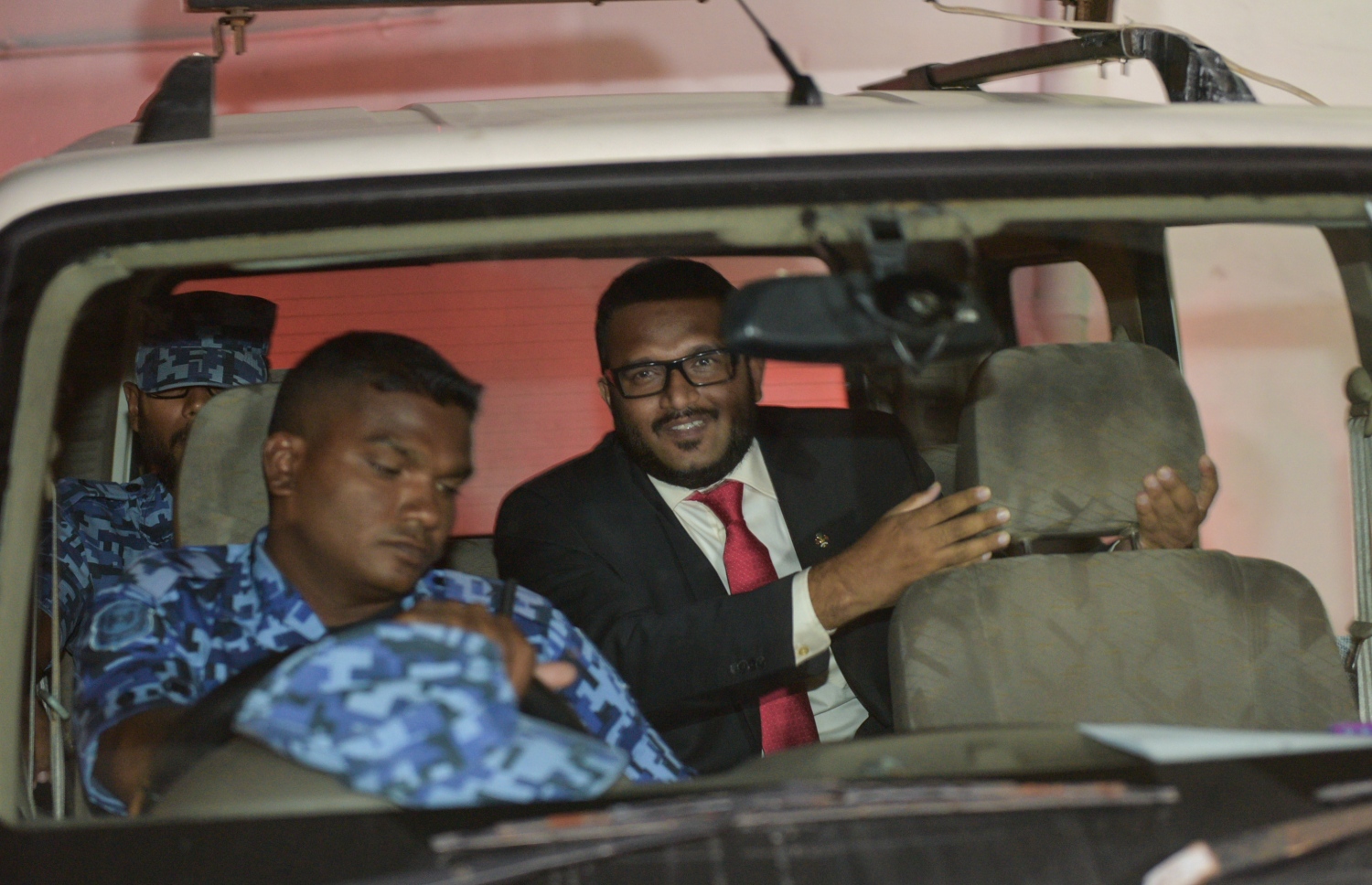 އަދީބު މީގެކުރިން ފުލުހުންގެ ބެލުމުގެ ދަށުން ކޯޓަށް ހާޒިރު ކުރަނީ: އަށް އަހަރު ތެރޭ އަދީބު ވަނީ އެއްކޮށް މިނިވަންވެފައި - ފޮޓޯ: މިހާރު