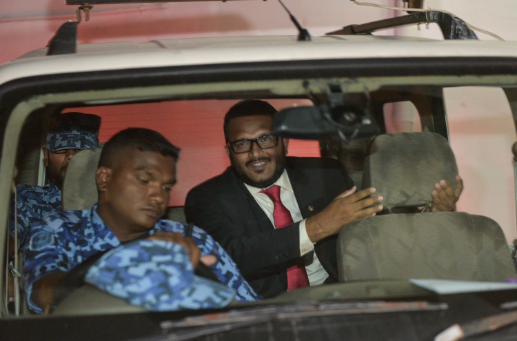 ޑޮކިއުމެންޓްރީއާ ގުޅިގެން އަދީބާ އޭސީސީން ސުވާލު ކޮށްފި