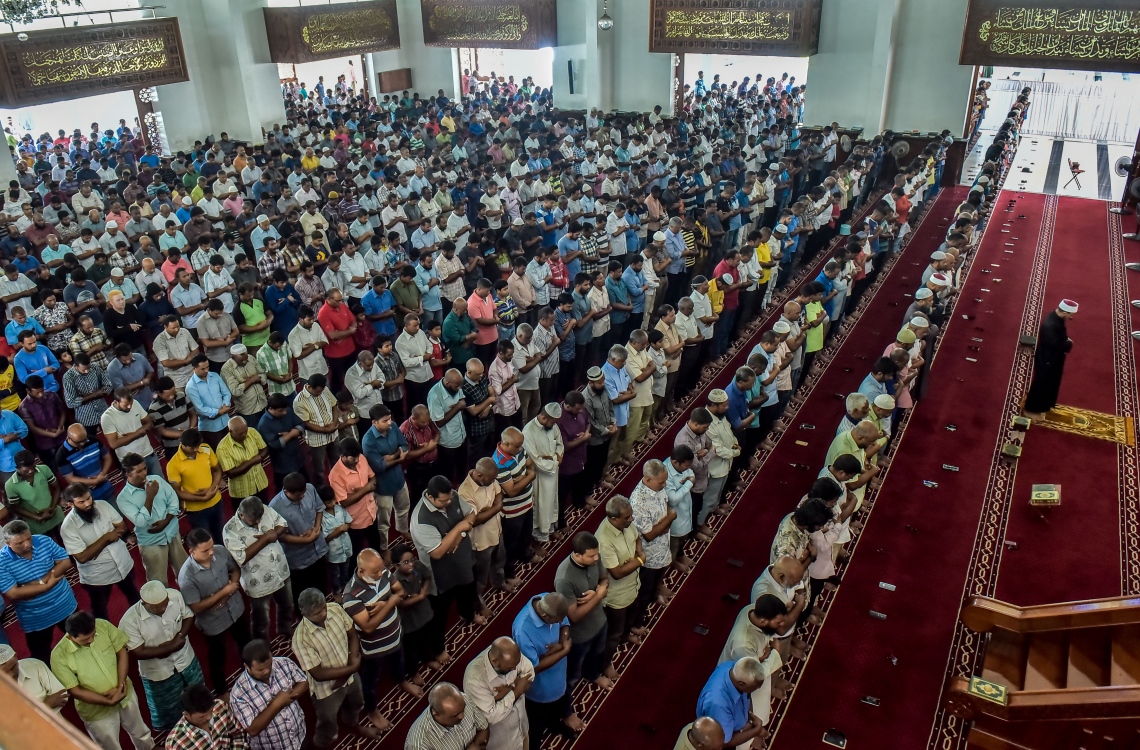 6 ޖޫން 2016، މުލަރޯދަ ދުވަހު މާލޭގެ އިސްލާމީ މަރުކަޒުގައި މެންދުރު ނަމާދު ކުރަނީ. -- ފޮޓޯ: ނިޝާން އަލީ / މިހާރު