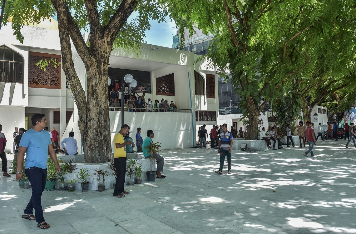 6 ޖޫން 2016، މުލަރޯދަ ދުވަހު މާލޭގެ އިސްލާމީ މަރުކަޒަށް މެންދުރު ނަމާދަށް ދިޔަ ބައެއް މީހުން މިސްކިތުގެ ގޯތިތެރޭގައި މާބްލް ޖަހާފައިވާ ސަރަހައްދުގައި މަޑުކޮށްލައިގެން. -- ފޮޓޯ: ނިޝާން އަލީ / މިހާރު