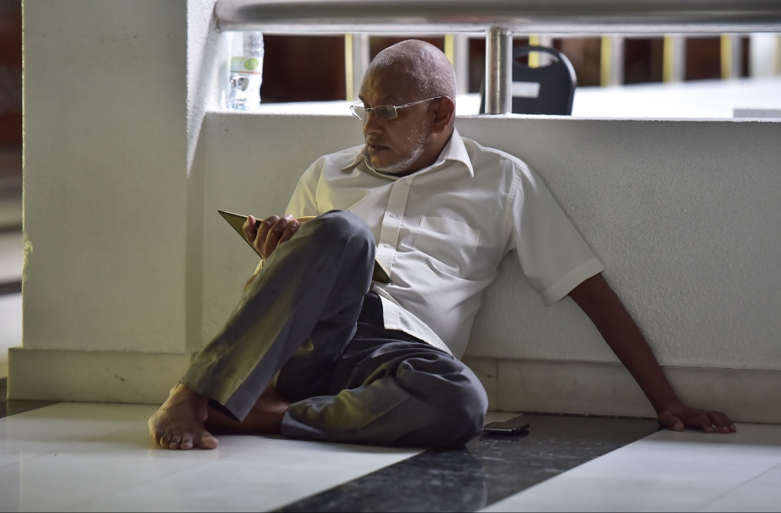 6 ޖޫން 2016، މުލަރޯދަ ދުވަހު މާލޭގެ އިސްލާމީ މަރުކަޒަށް މެންދުރު ނަމާދަށް ގޮސް ތިބި ބައެއް މީހުން ގުރުއާން ކިޔަވަނީ. -- ފޮޓޯ: މުހައްމަދު ޝަރުހާން / މިހާރު