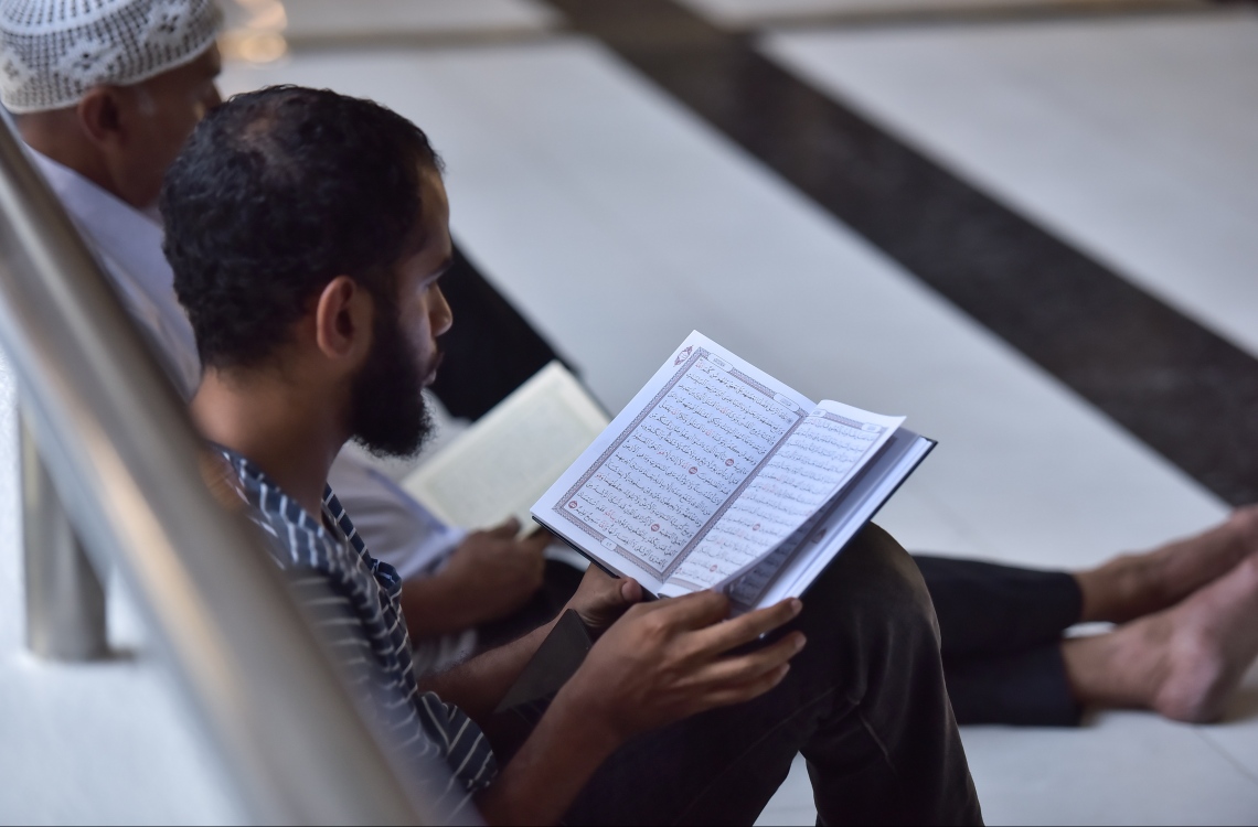 6 ޖޫން 2016، މުލަރޯދަ ދުވަހު މާލޭގެ އިސްލާމީ މަރުކަޒަށް ނަމާދަށް ގޮސް ތިބި ބައެއް މީހުން ގުރުއާން ކިޔަވަނީ. -- ފޮޓޯ: މުހައްމަދު ޝަރުހާން / މިހާރު