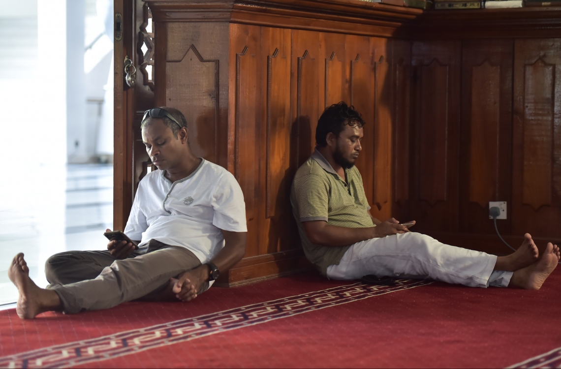 6 ޖޫން 2016، މުލަރޯދަ ދުވަހު މާލޭގެ އިސްލާމީ މަރުކަޒަށް ނަމާދަށް ގޮސް ތިބި ބައެއް މީހުން ގުރުއާން ކިޔަވަނީ. -- ފޮޓޯ: މުހައްމަދު ޝަރުހާން / މިހާރު