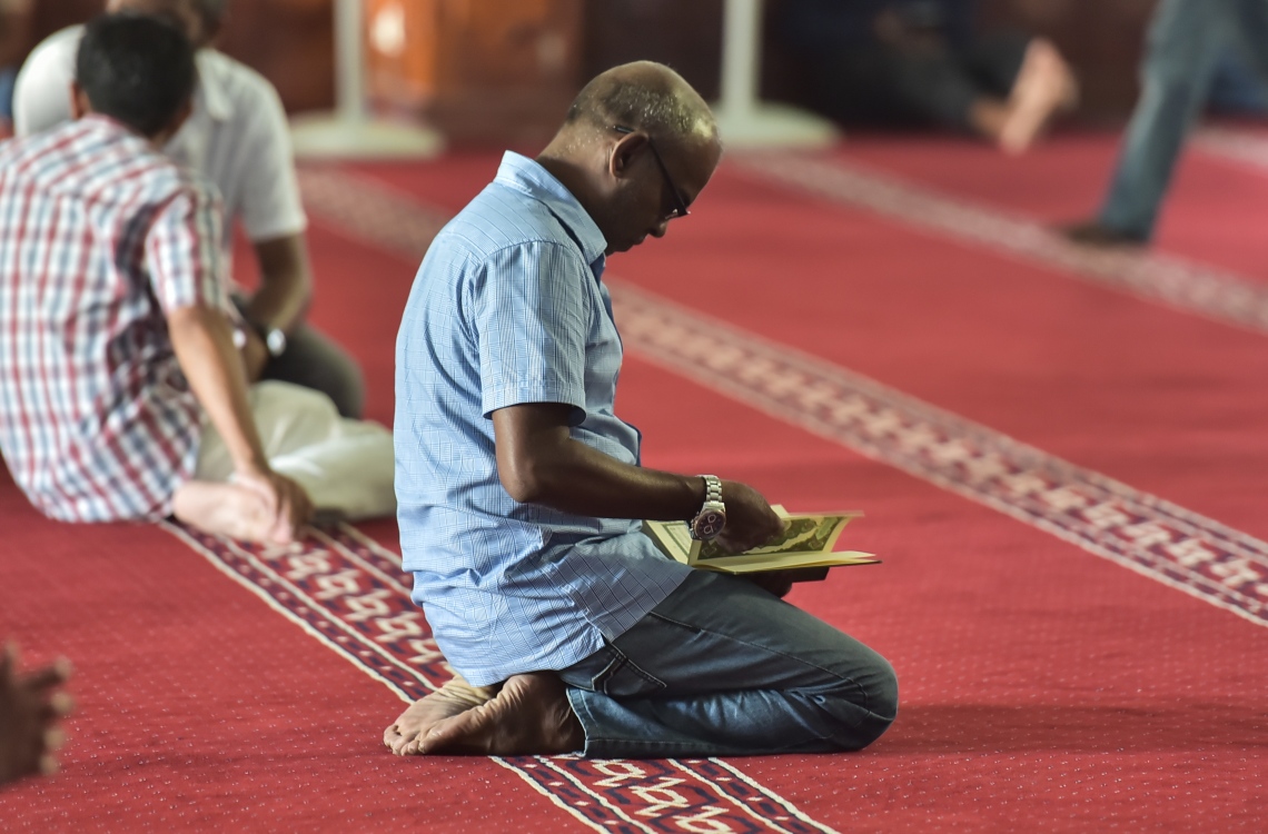 6 ޖޫން 2016، މުލަރޯދަ ދުވަހު މާލޭގެ އިސްލާމީ މަރުކަޒަށް މެންދުރު ނަމާދަށް ގޮސް ތިބި ބައެއް މީހުން ގުރުއާން ކިޔަވަނީ. -- ފޮޓޯ: މުހައްމަދު ޝަރުހާން / މިހާރު