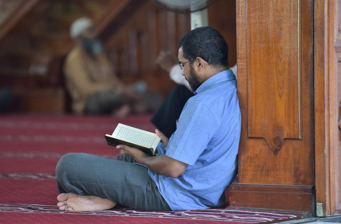 6 ޖޫން 2016، މުލަރޯދަ ދުވަހު މާލޭގެ އިސްލާމީ މަރުކަޒަށް މެންދުރު ނަމާދަށް ގޮސް ތިބި ބައެއް މީހުން ގުރުއާން ކިޔަވަނީ. -- ފޮޓޯ: ނިޝާން އަލީ / މިހާރު